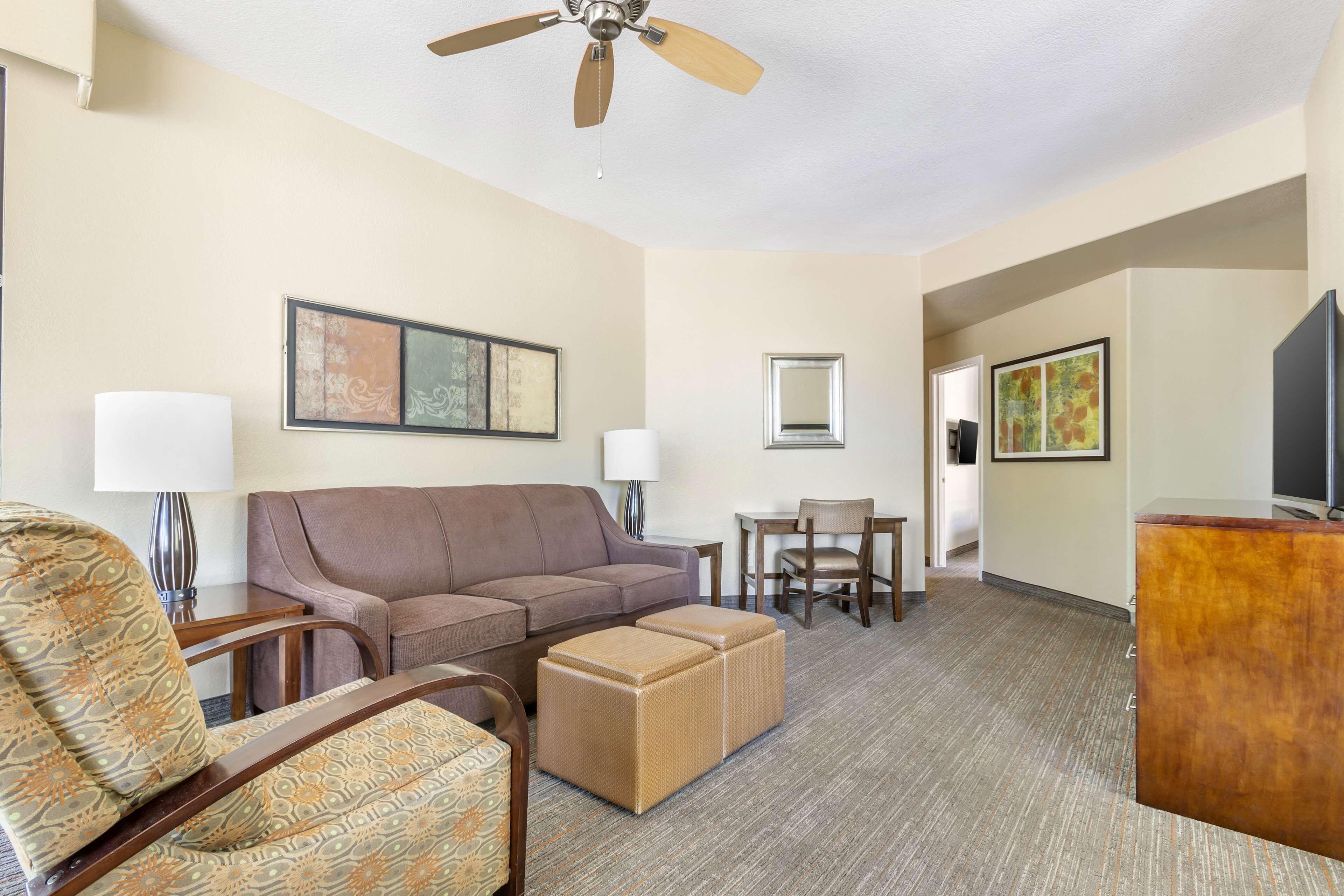 3 BEDROOM 1 KING 2 QUEENS SUITE SOFABED