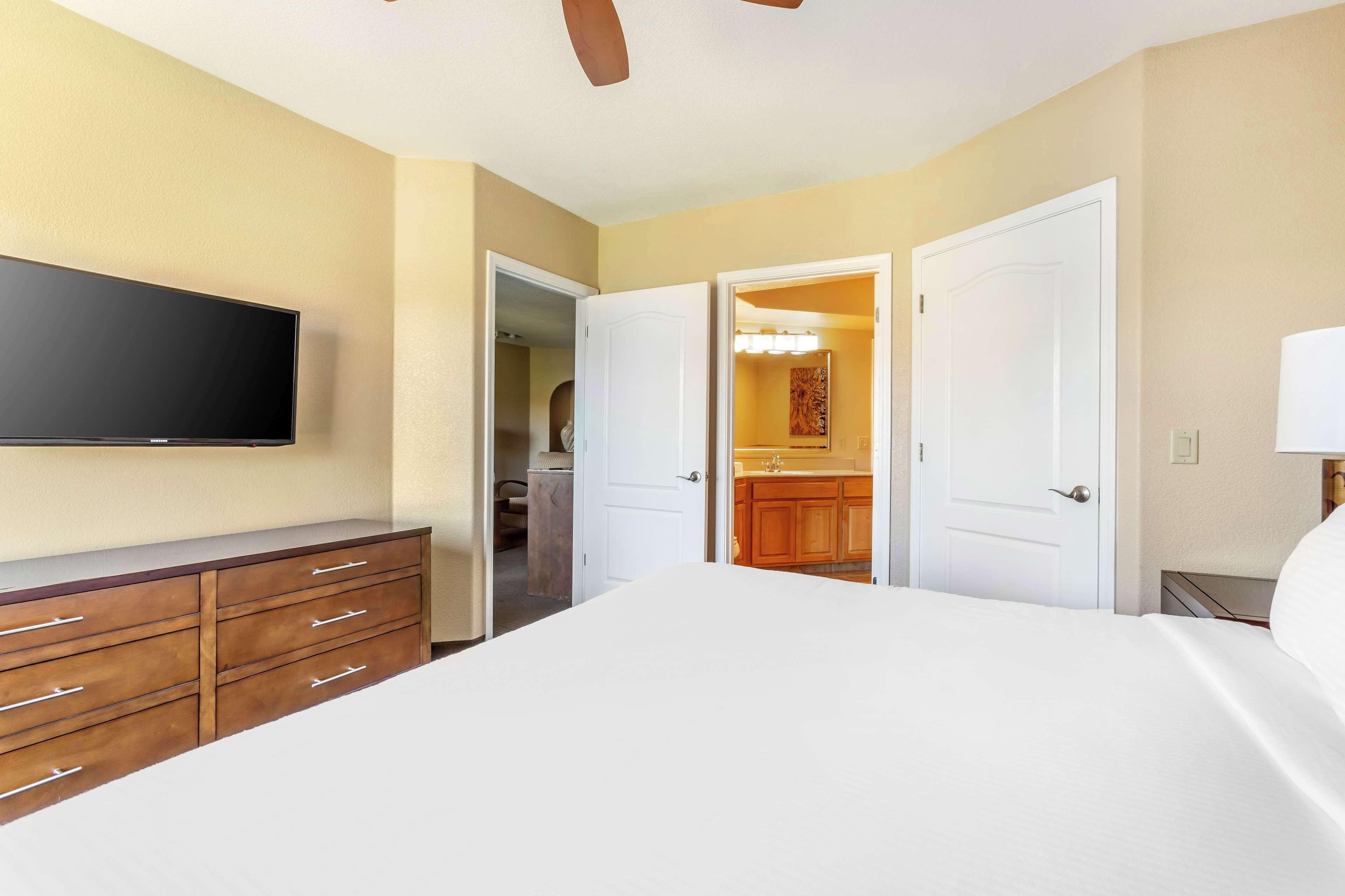 1 BEDROOM 1 KING SUITE ACCESSIBLE TUB