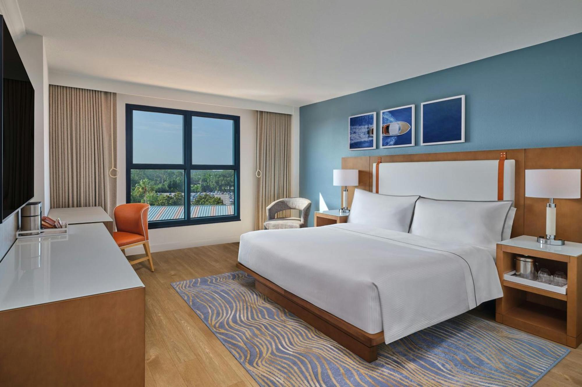 Traditional King Guest room 1 King No view Includes Early Entry To Disney Theme Parks