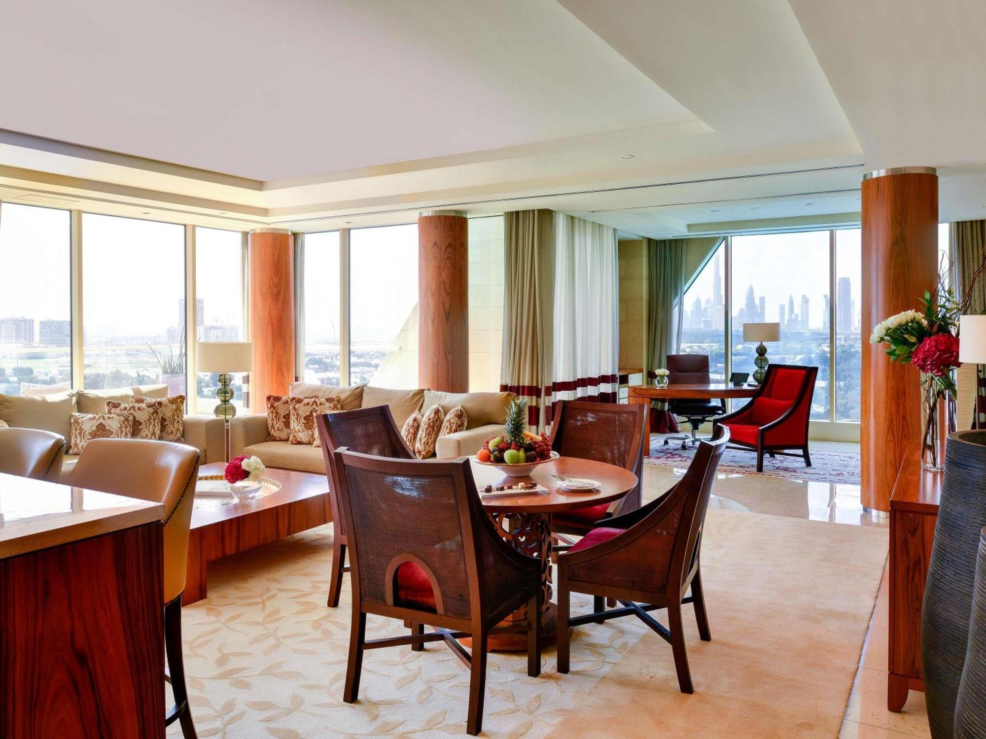 Apartament typu Landmark Suite z tarasem, widokiem na panoramę miasta i dostępem do salonu executive lounge (w tym codzienne śniadanie oraz wieczorne drinki i przekąski)