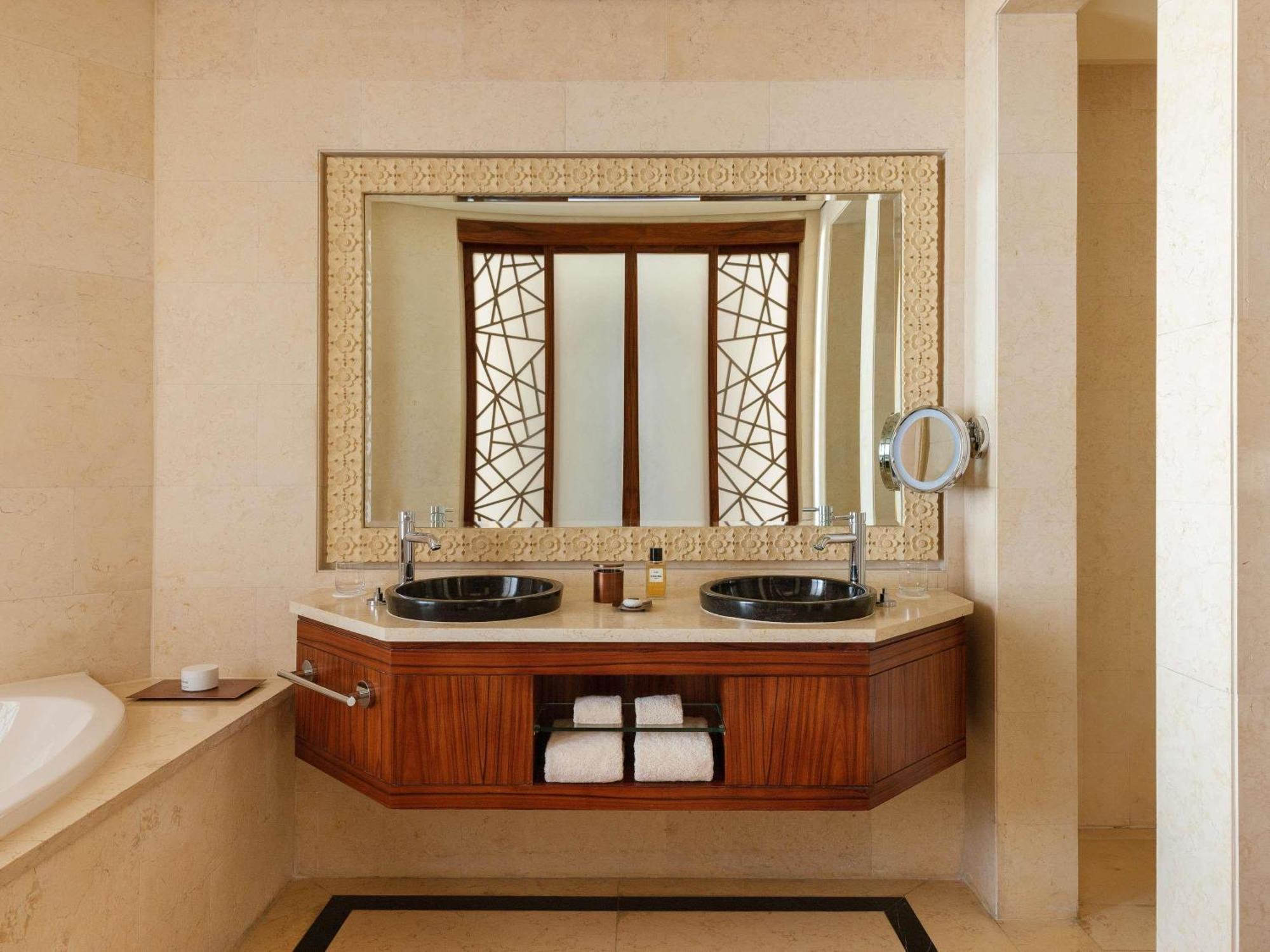 Apartament Diplomatic Suite z tarasem, widokiem na panoramę miasta i dostępem do salonu executive lounge (w tym codzienne śniadanie oraz wieczorne drinki i przekąski)