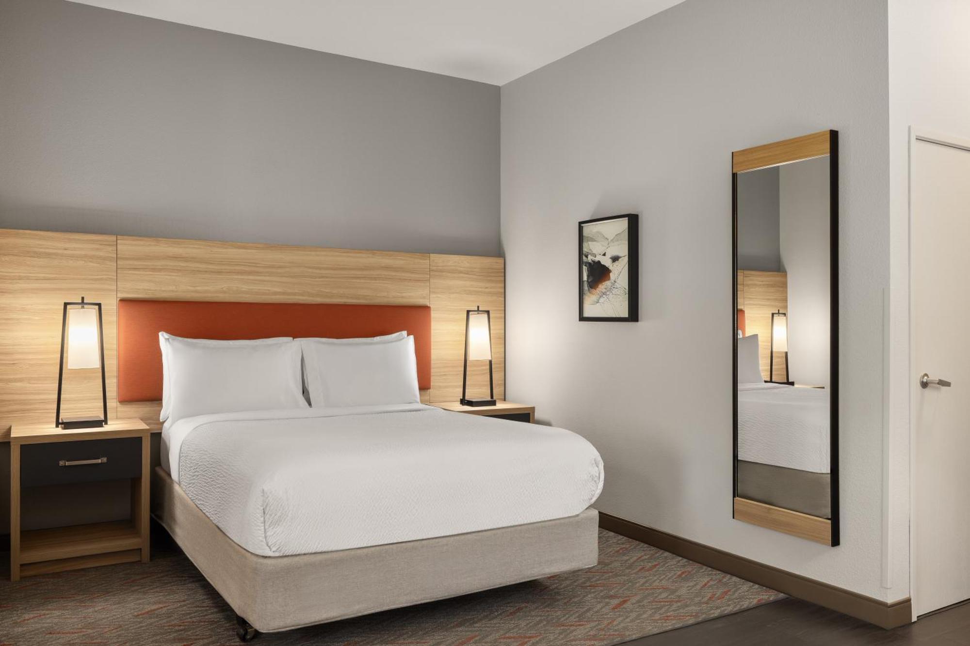 One-Bedroom Queen Suite