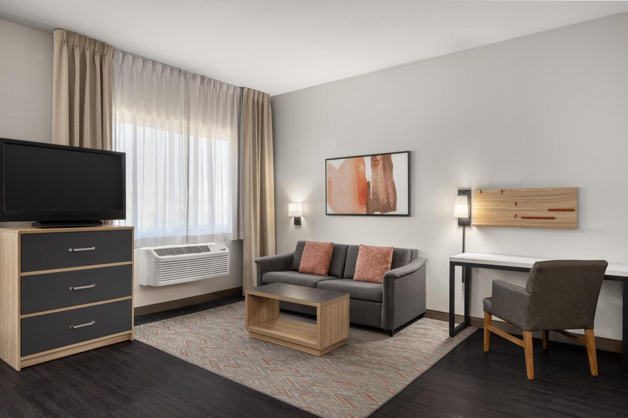 One-Bedroom Queen Suite
