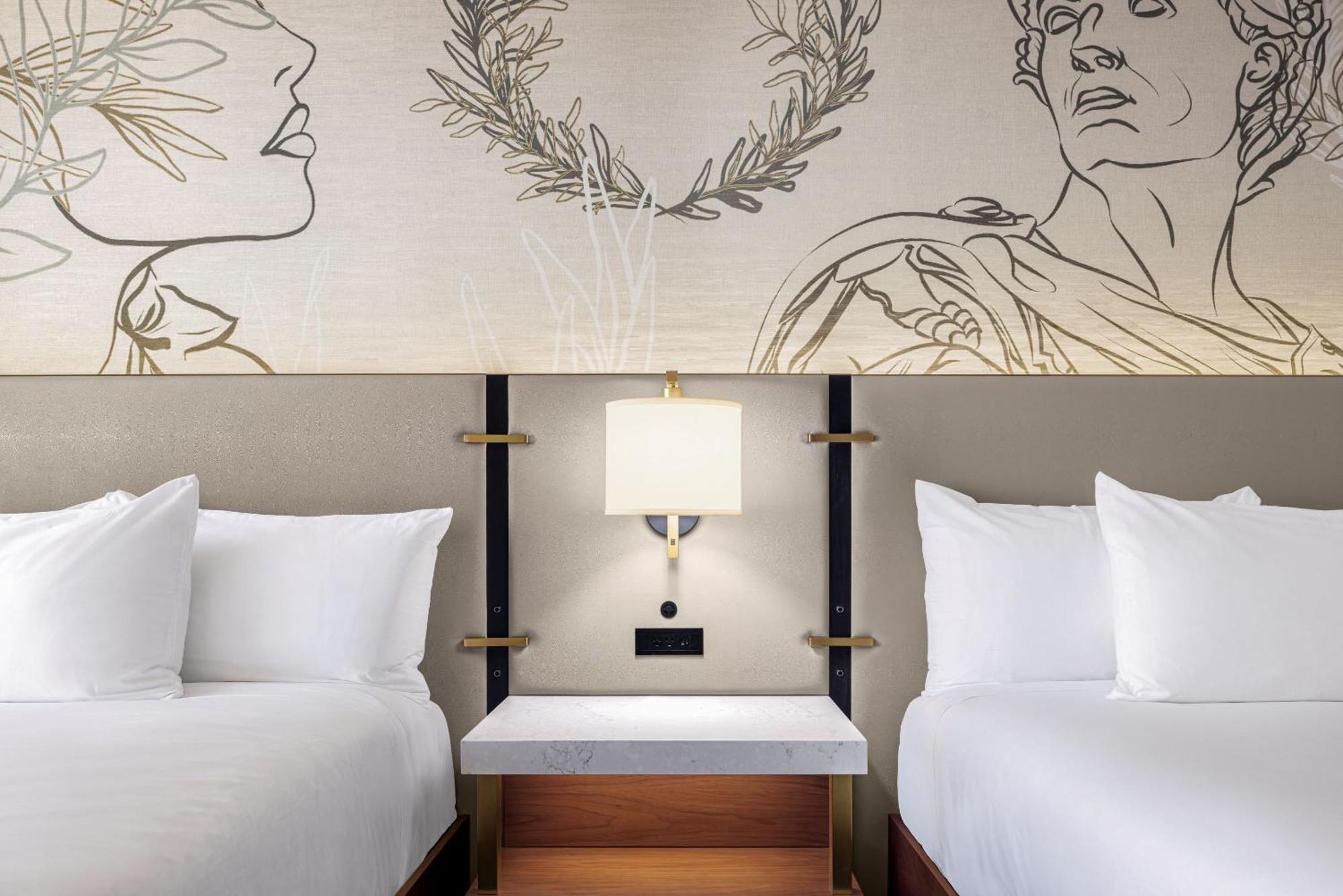 Luxury Room 2 Queens Mountain View