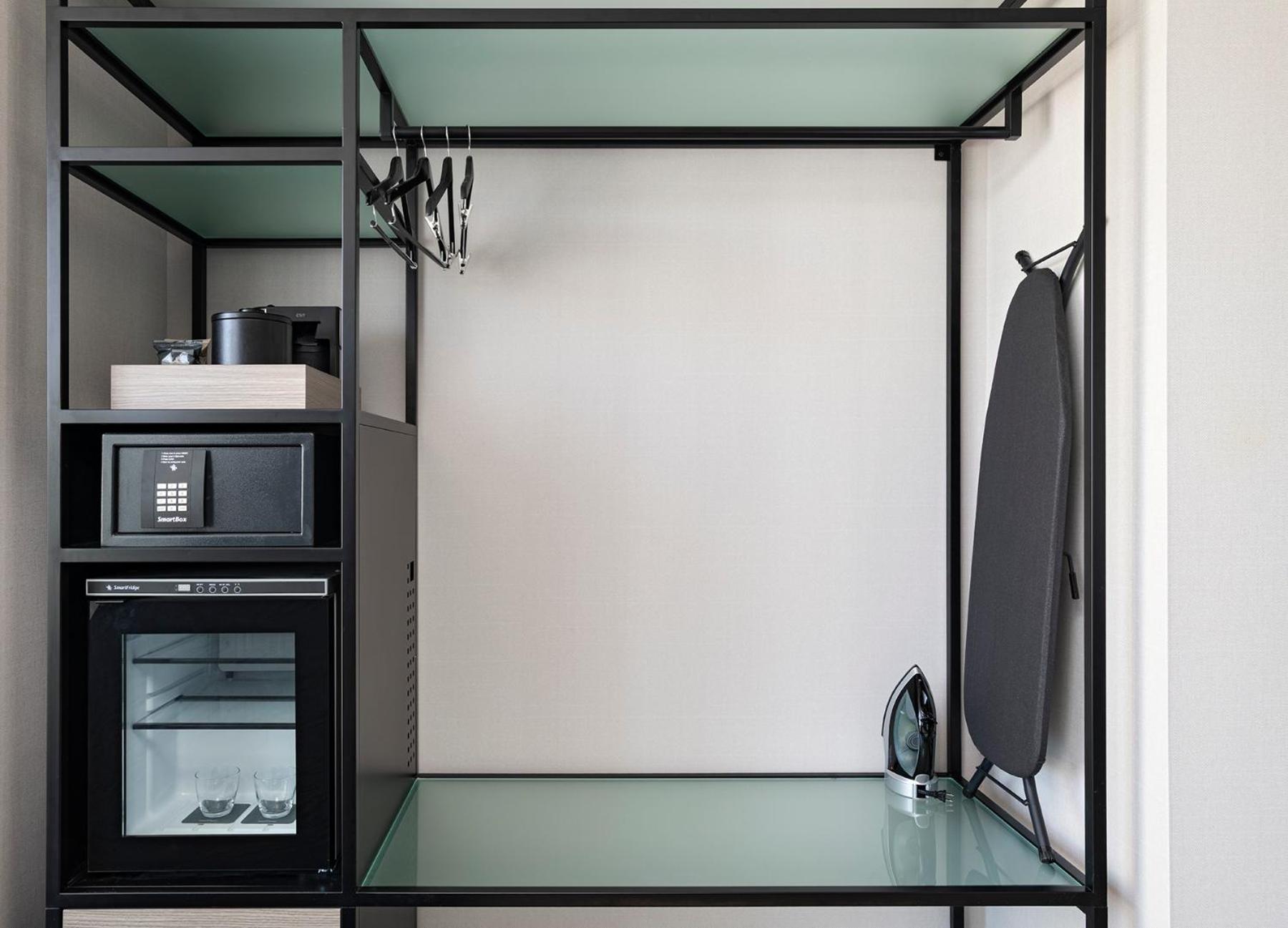 King Suite City View Transfer Shower Mobility Accessible
