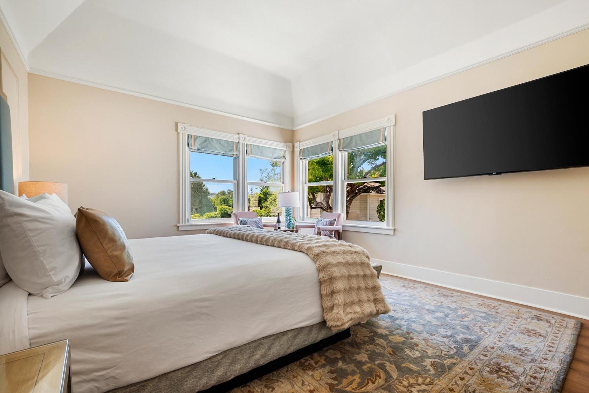 Deluxe King Suite