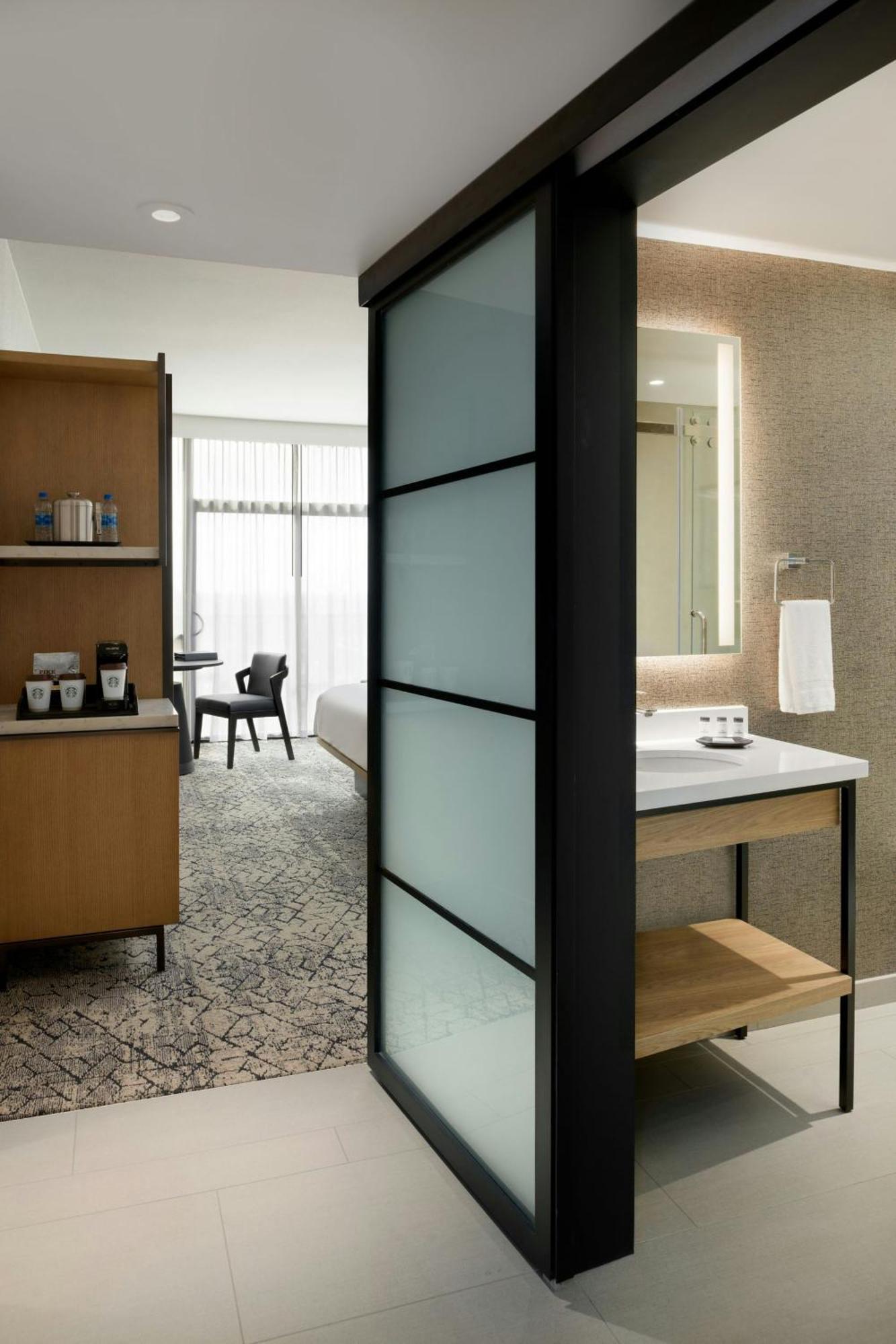 Club level Guest room 1 King High floor
