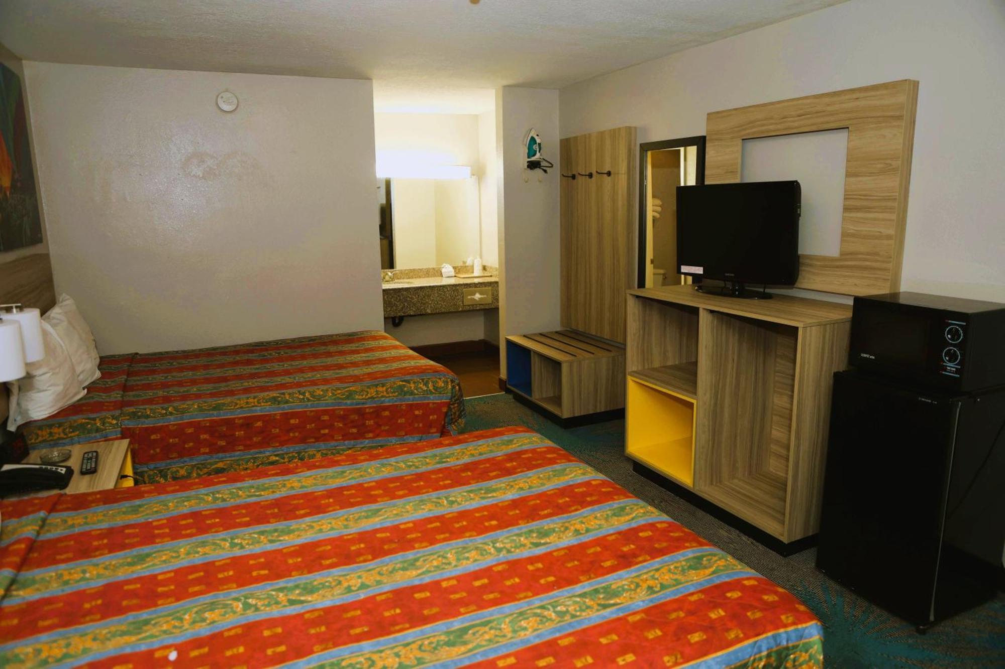 Queen Room Two Queen Beds Smoking