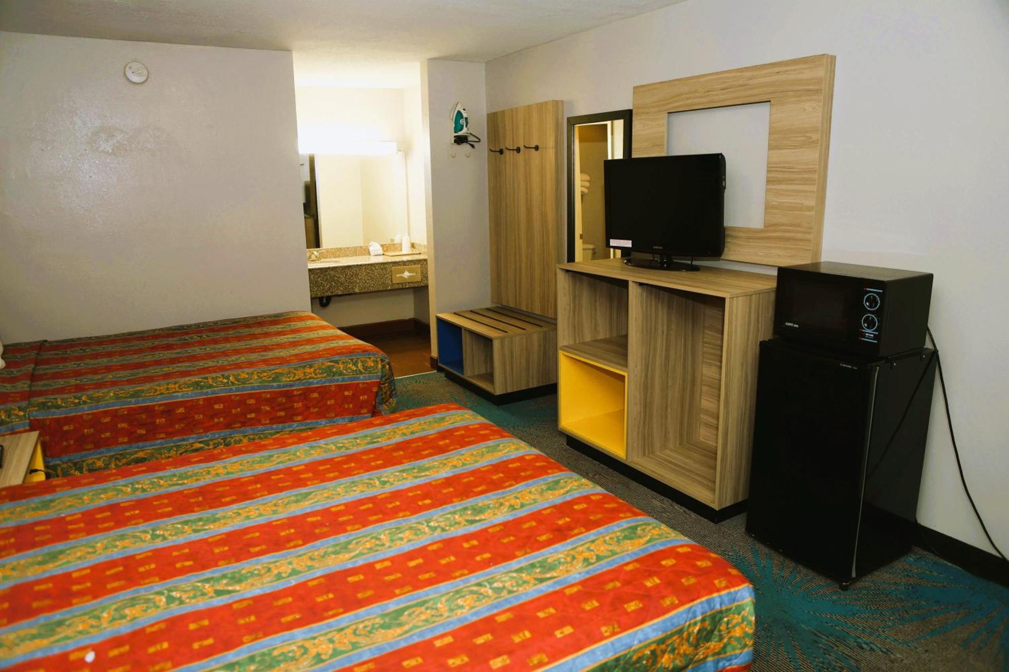 Queen Room Two Queen Beds Smoking