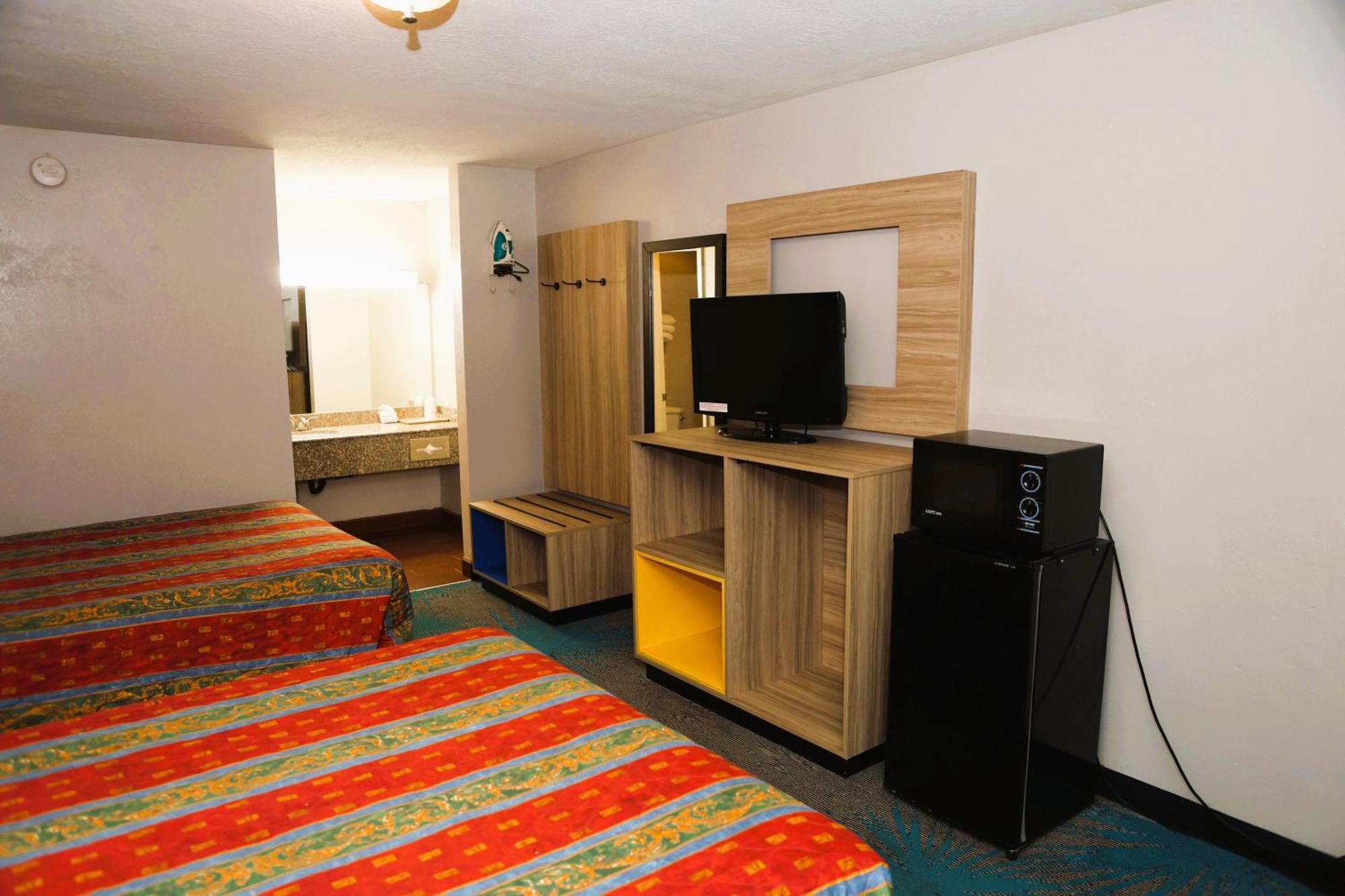 Queen Room Two Queen Beds Smoking