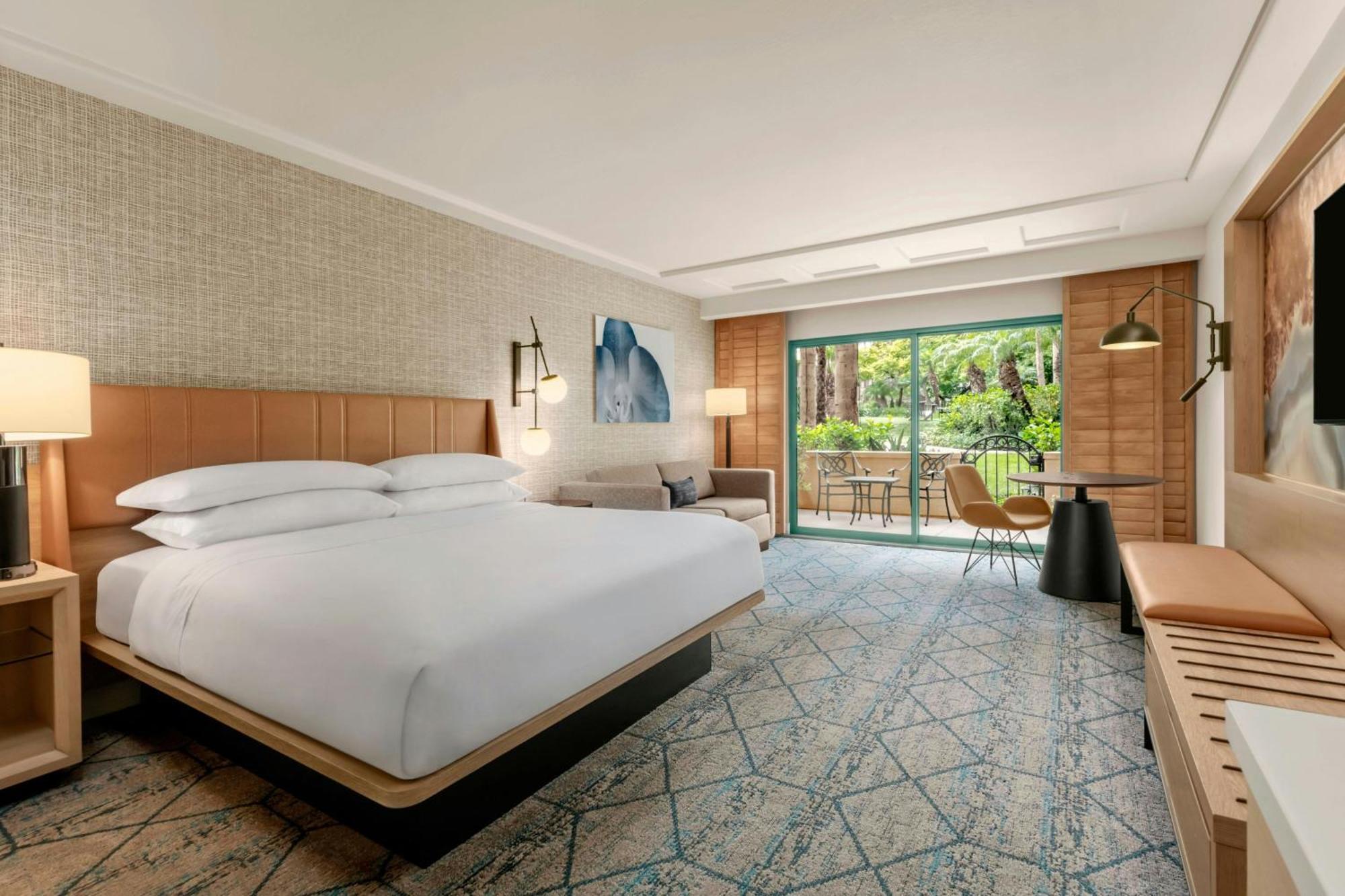 Club level Larger Guest room 1 King Garden view