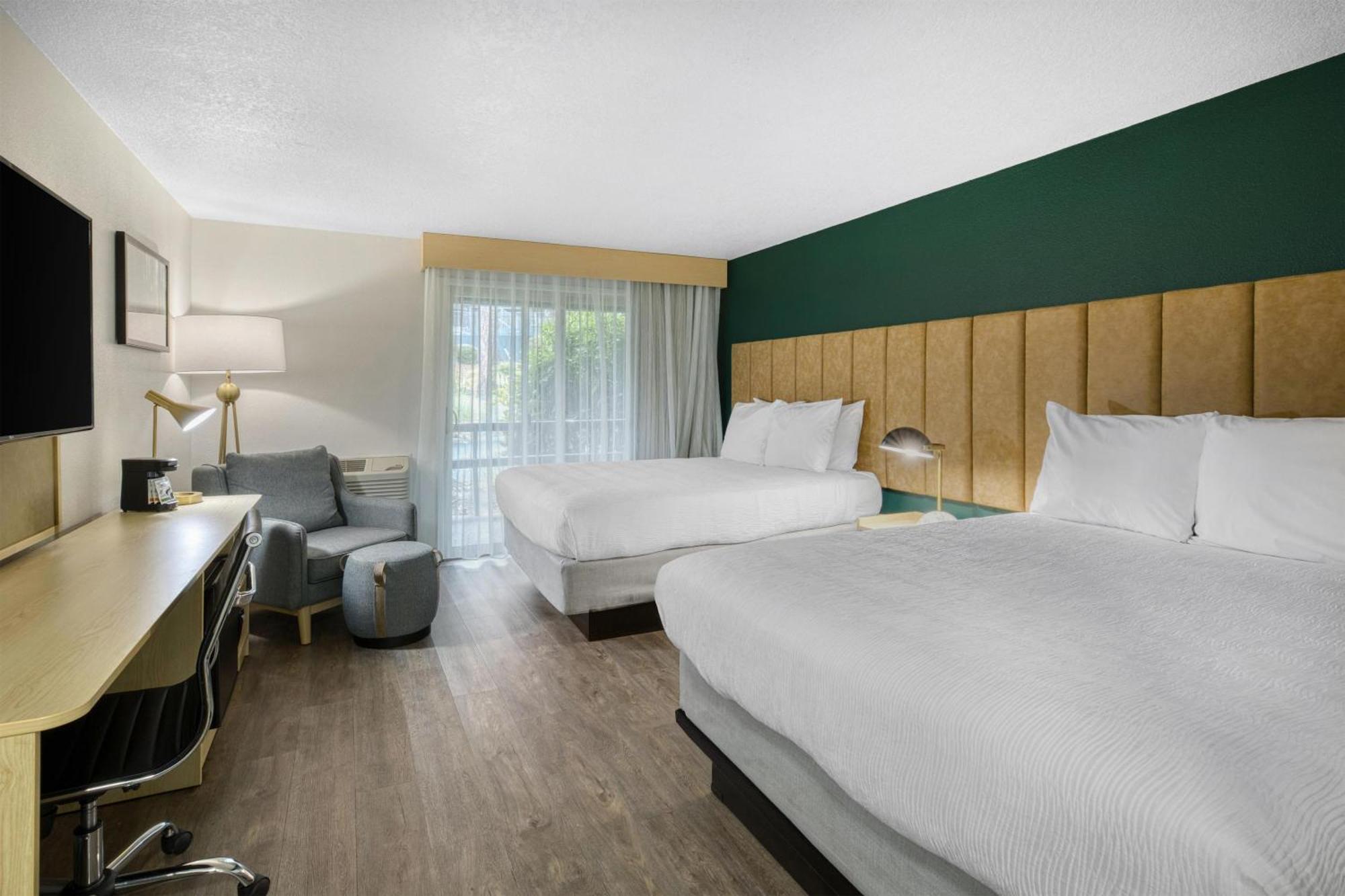 Queen Room Two Queen Beds Balcony Courtyard View or Non-Smoking