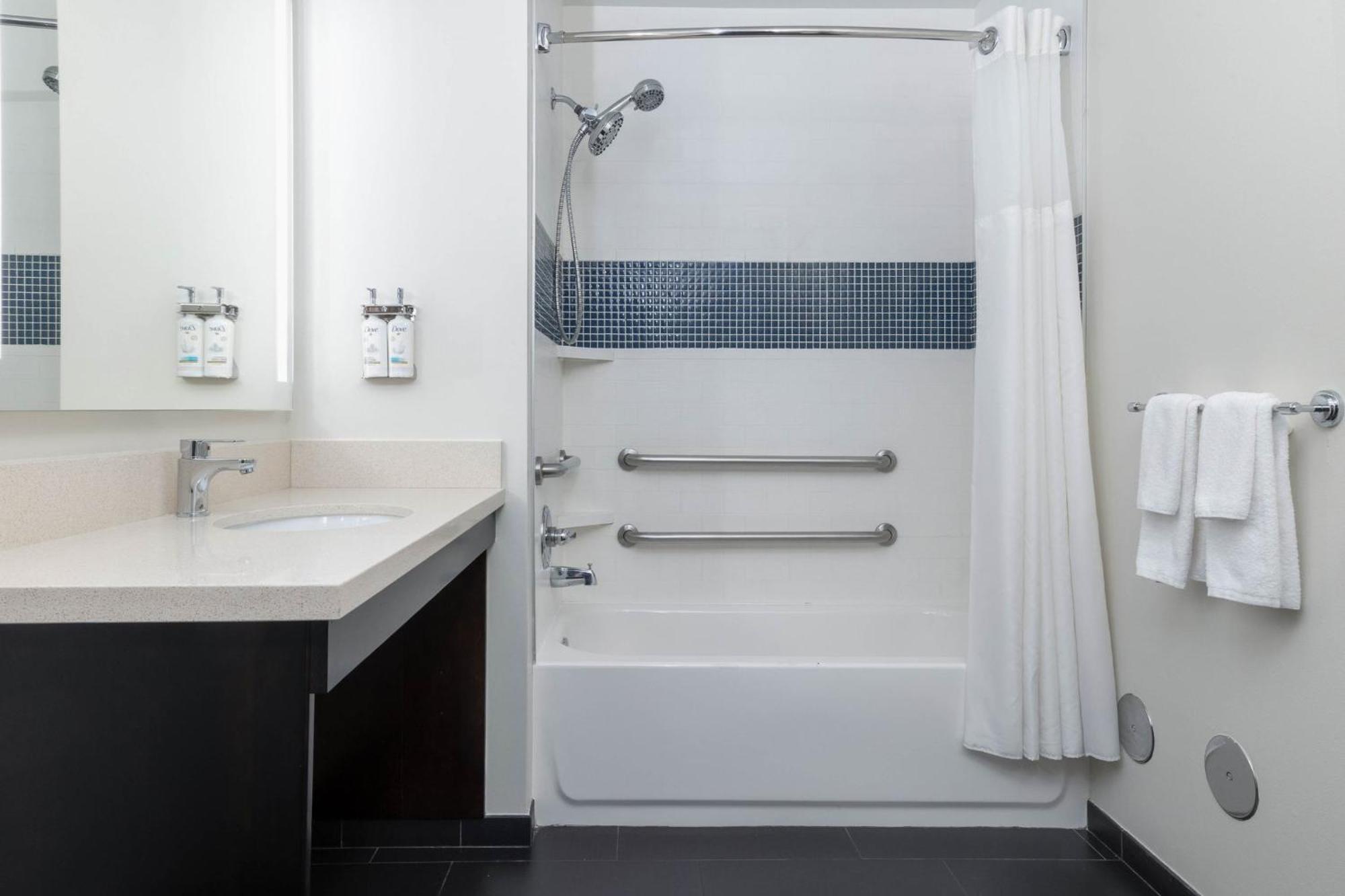 King Studio Suite Mobility Access Tub or Non-Smoking