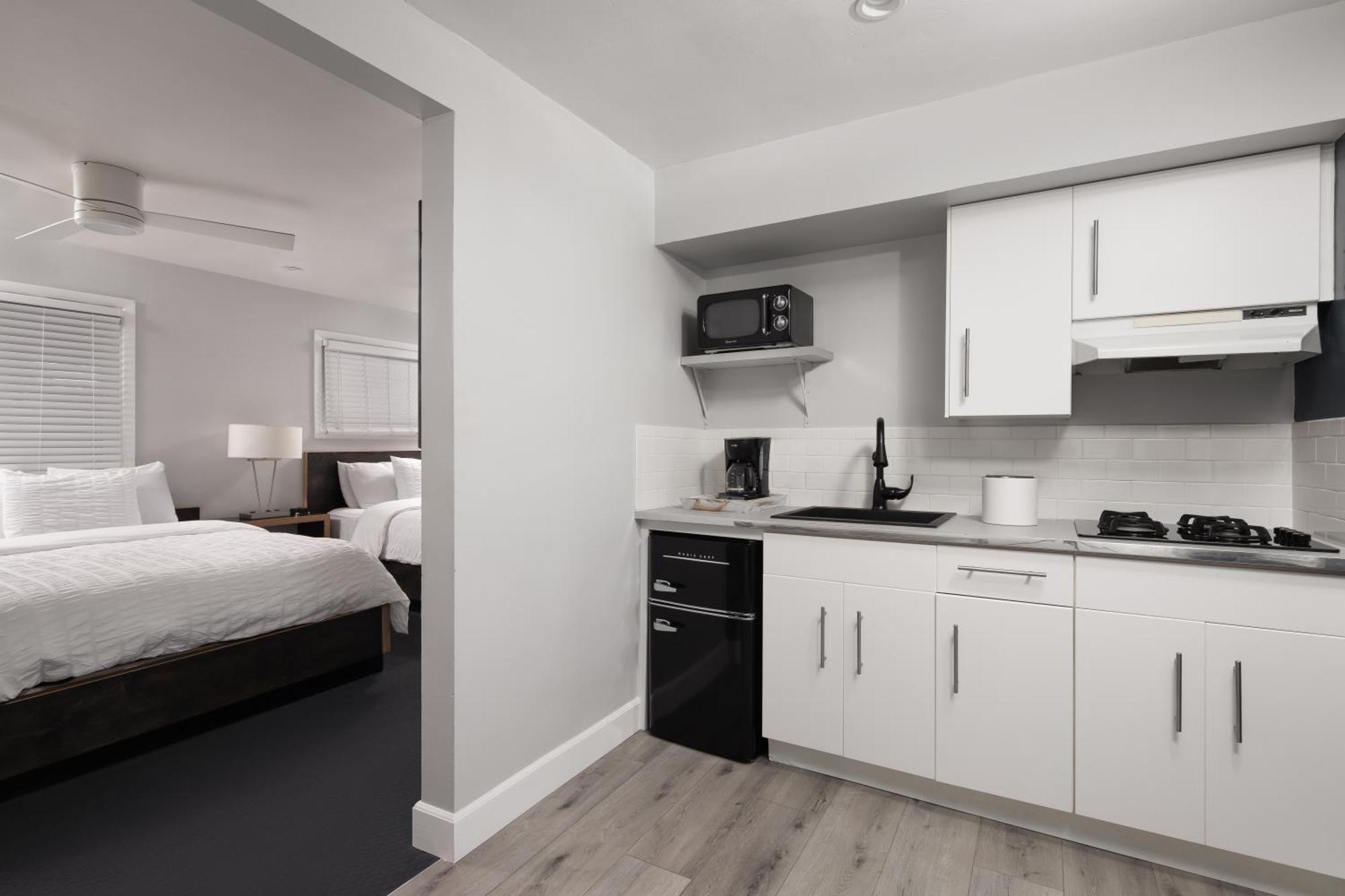 Double Queen Kitchenette