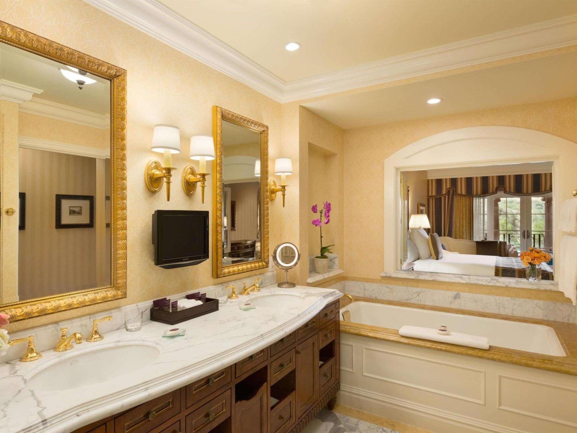 One-Bedroom Paseo Queen Suite Two Queen Beds Fireside