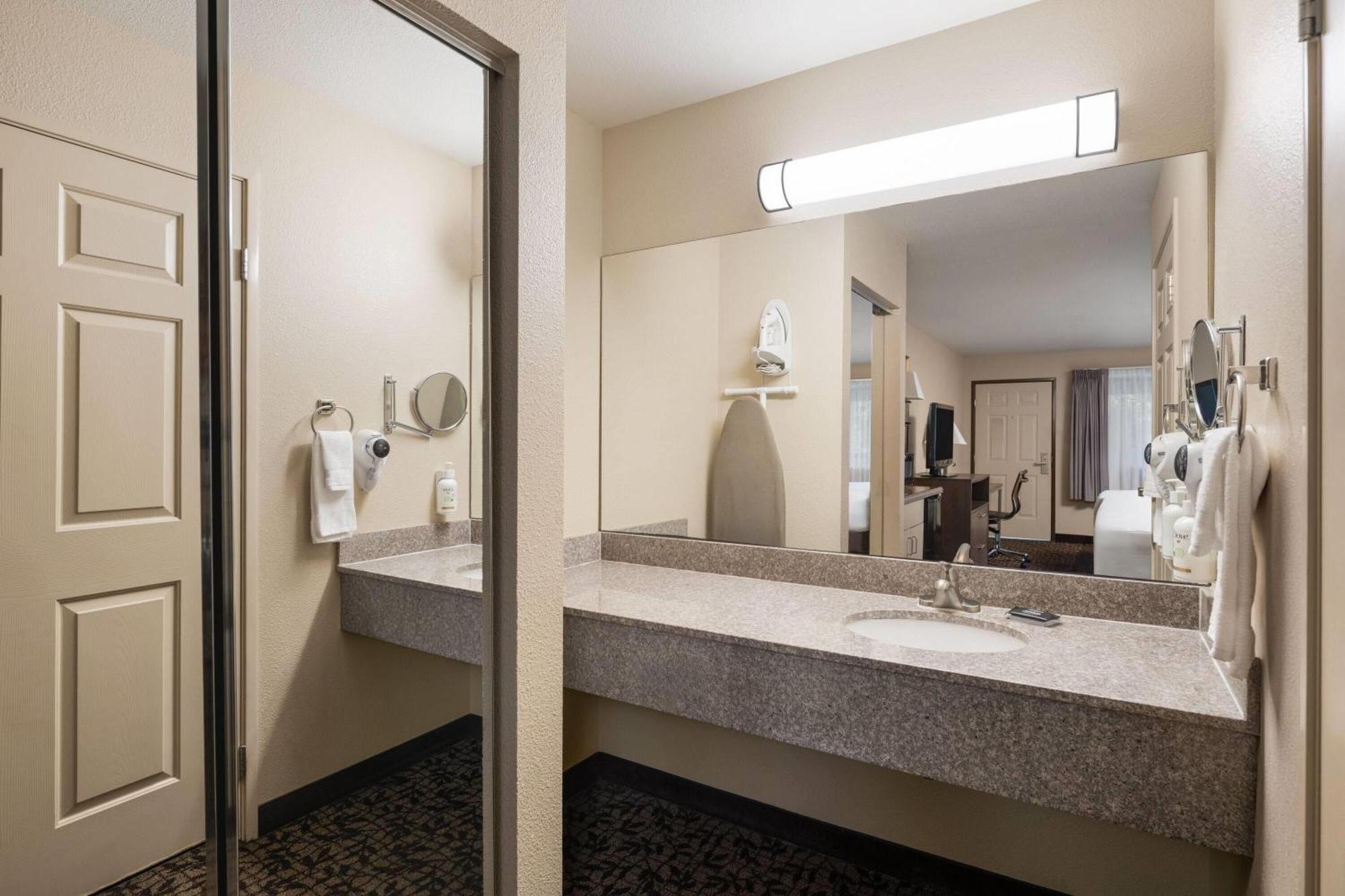 1 King Bed Suite Jetted Tub Non-Smoking