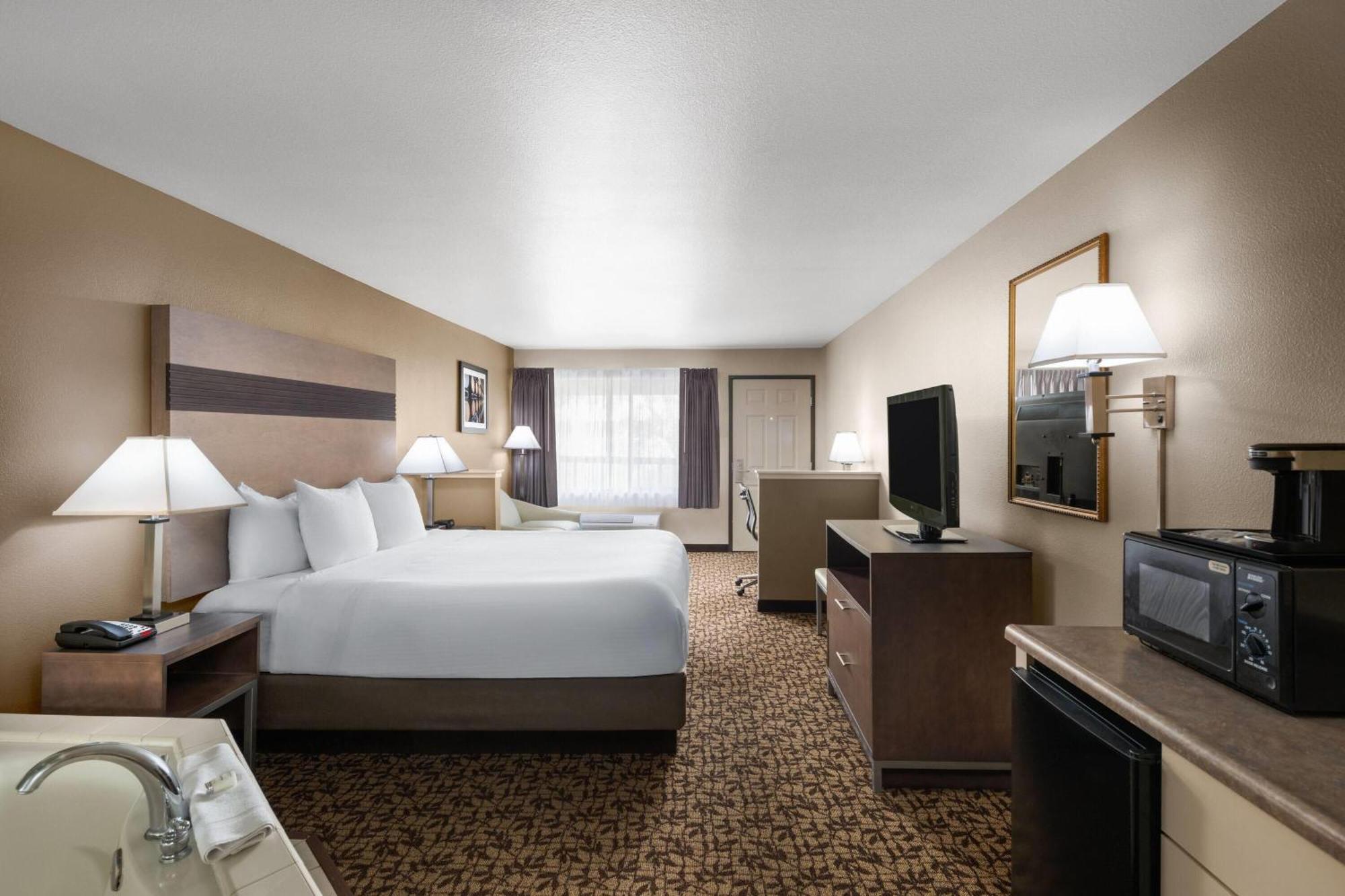 1 King Bed Suite Jetted Tub Non-Smoking
