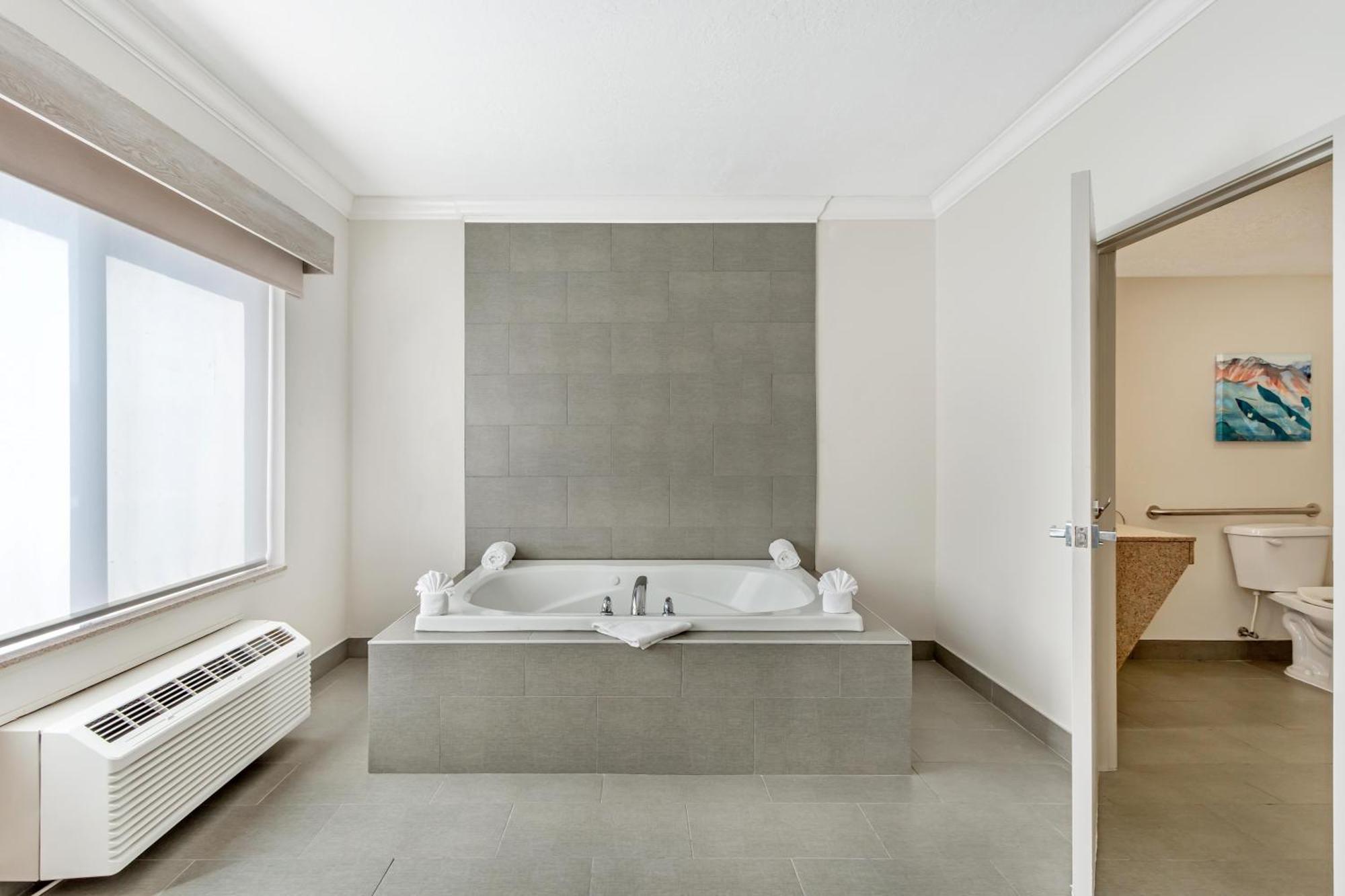 King Suite Roll Shower Spa Bath Disability Access or Non-Smoking