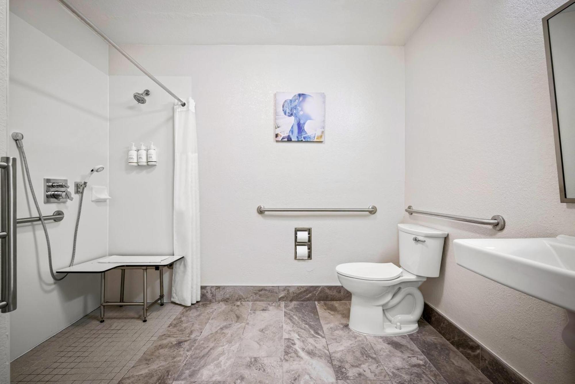 King Room Bath Tub Mobility Accessible or Non-Smoking