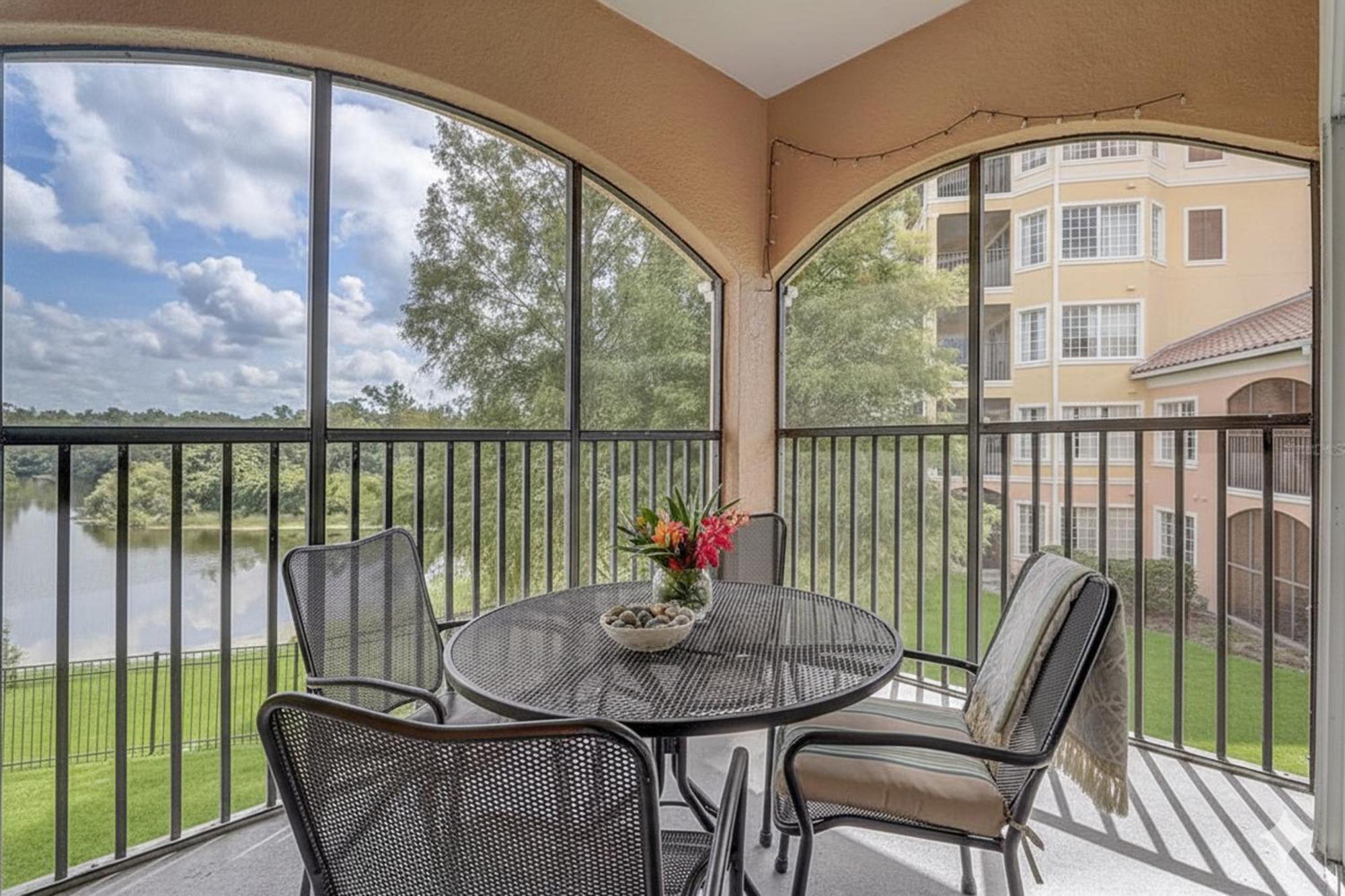 Three-Bedroom Apartment Lake View