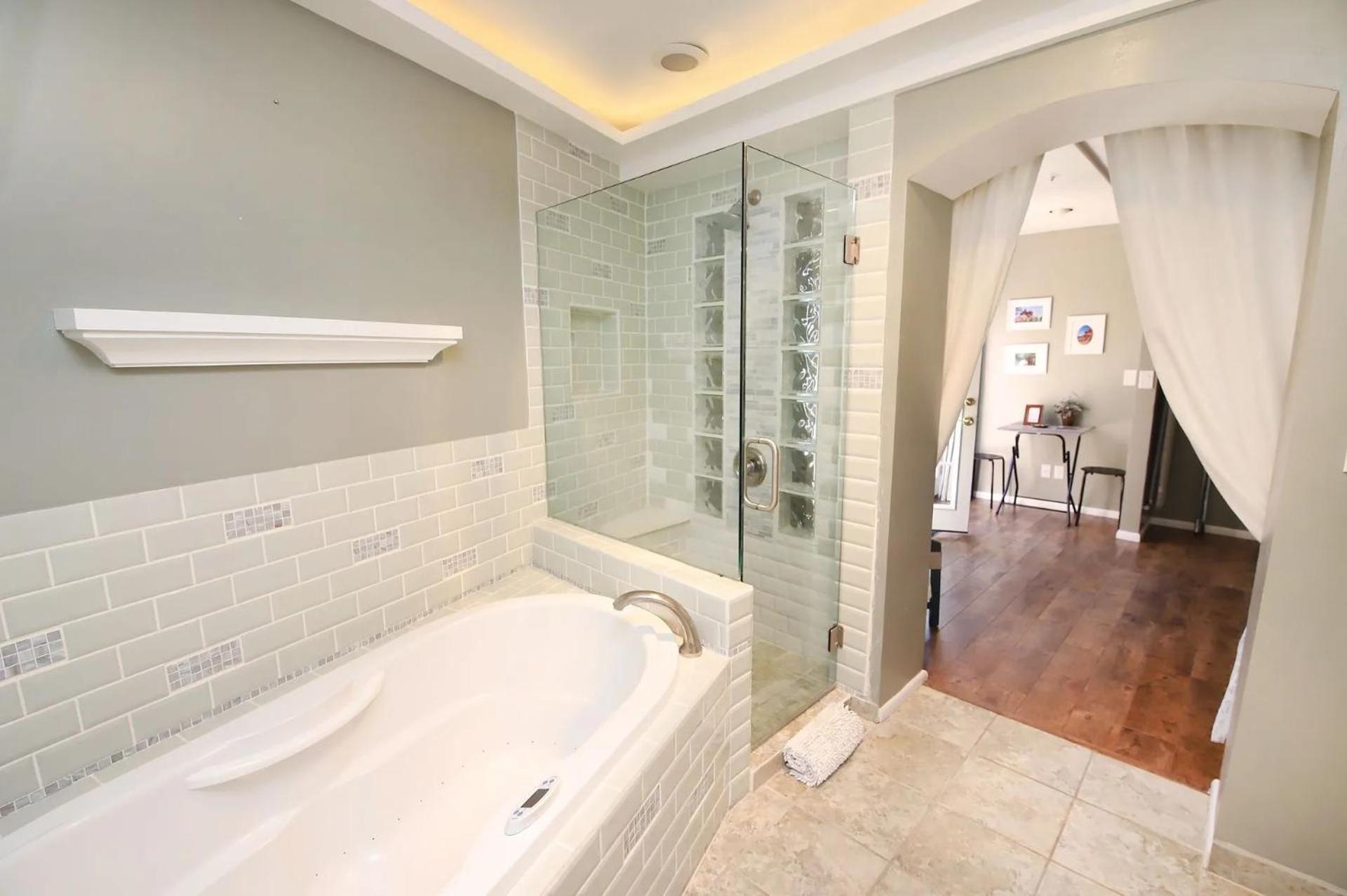 Deluxe Suite Spa Bath