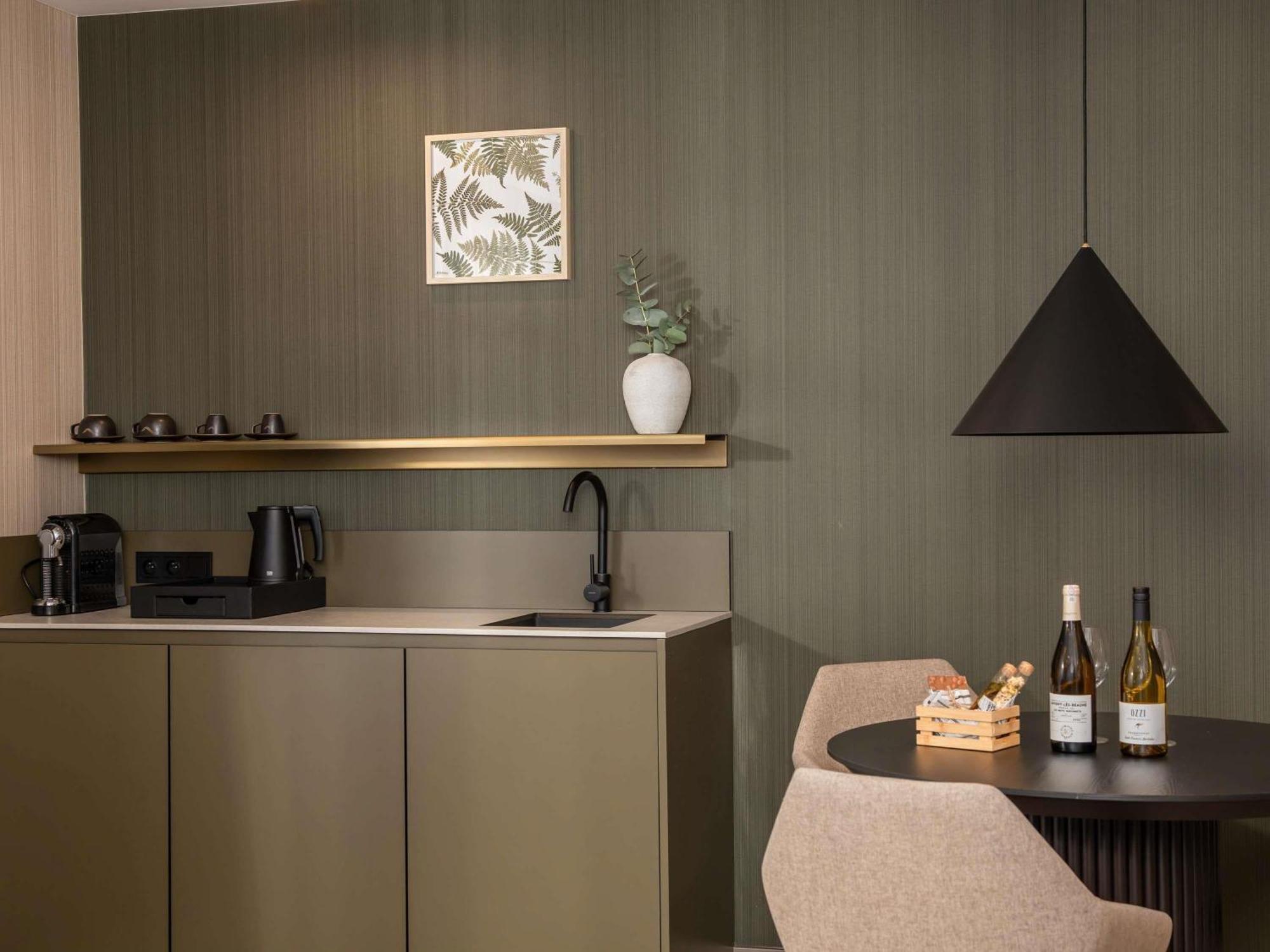 Apartament typu Junior Suite z 2 łóżkami podwójnymi i rozkładaną sofą