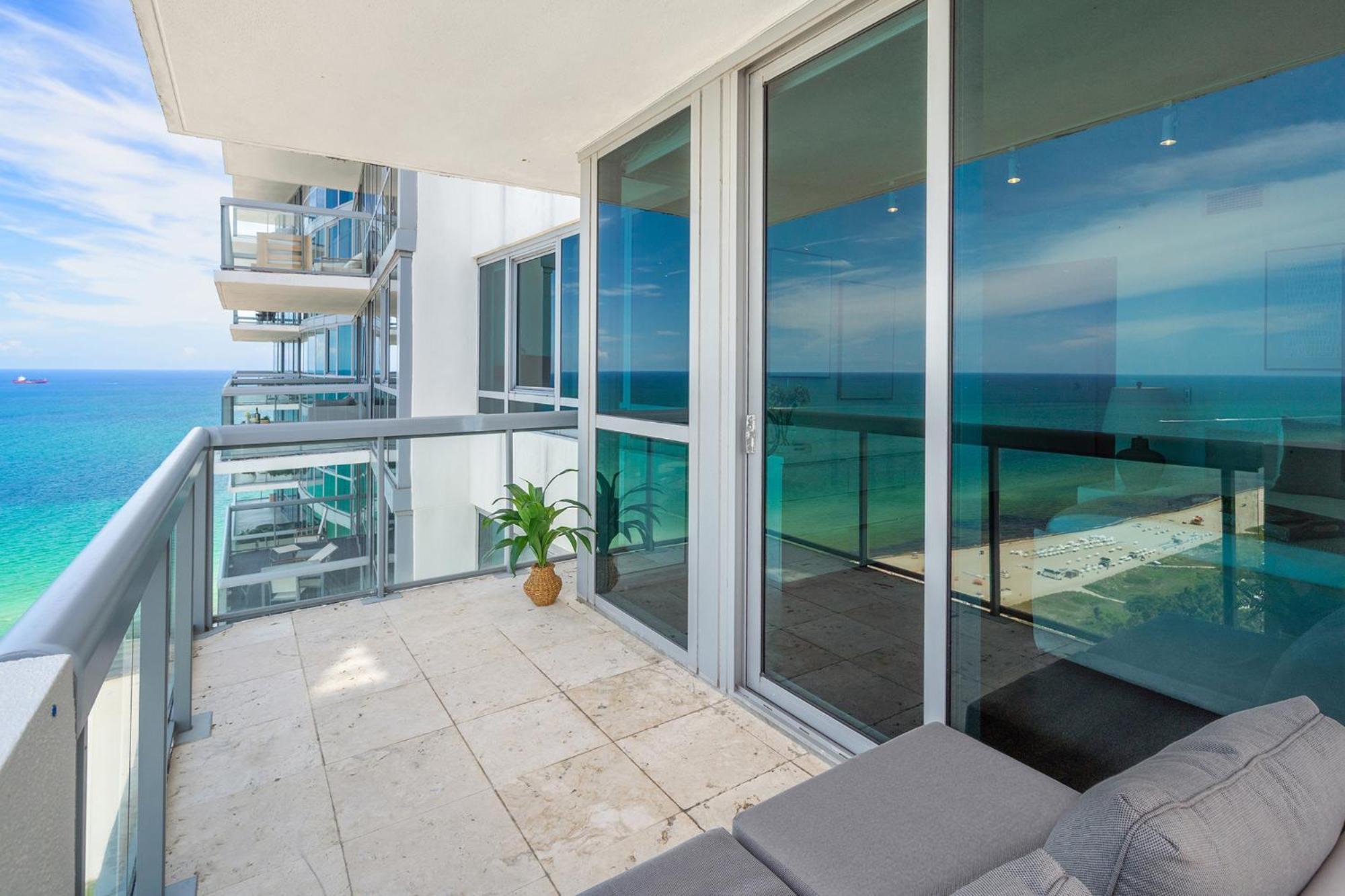 Three-Bedroom Apartment Sea View