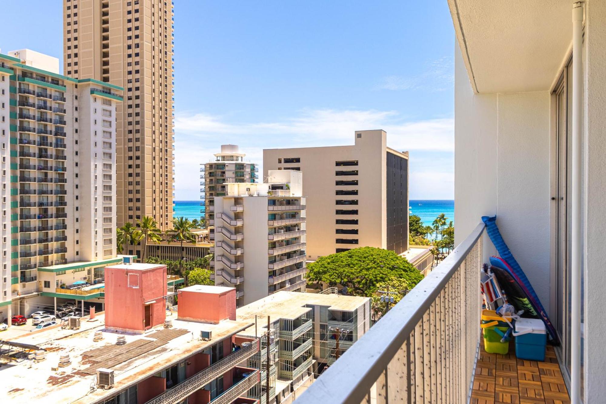 One-Bedroom Apartment Balcony City View