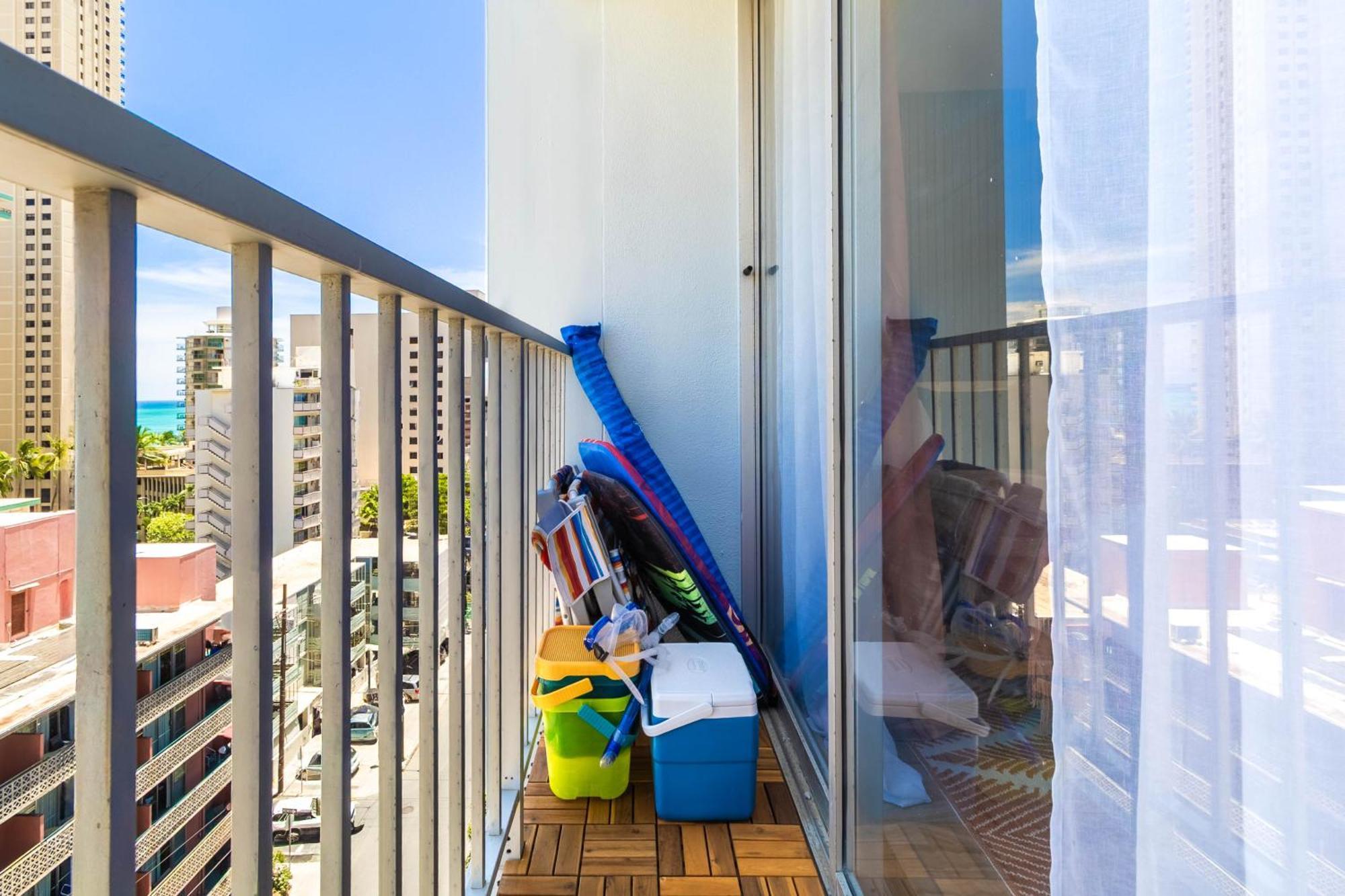 One-Bedroom Apartment Balcony City View