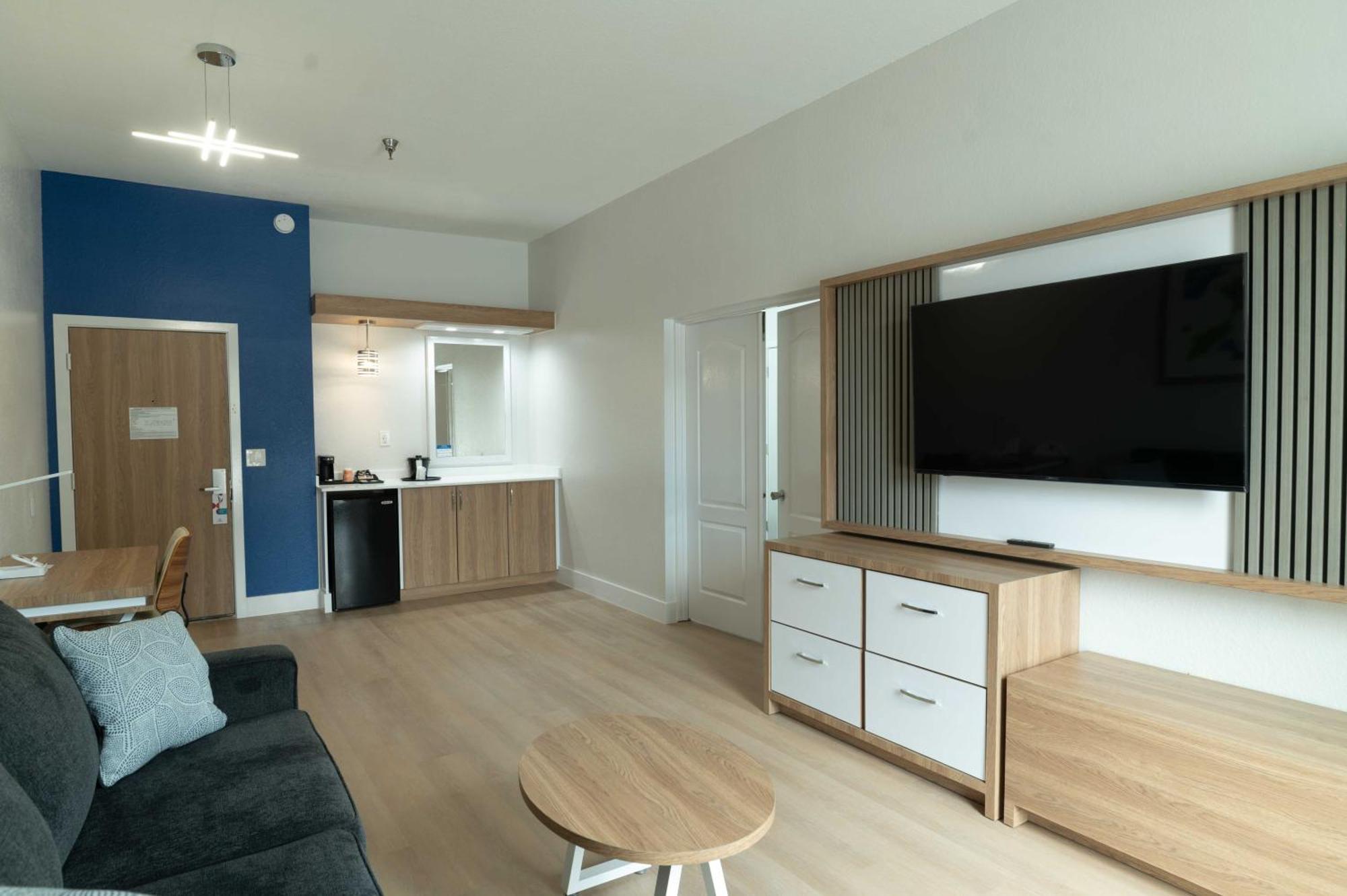 Suite Two Double Beds Non-Smoking or Interior Corridor