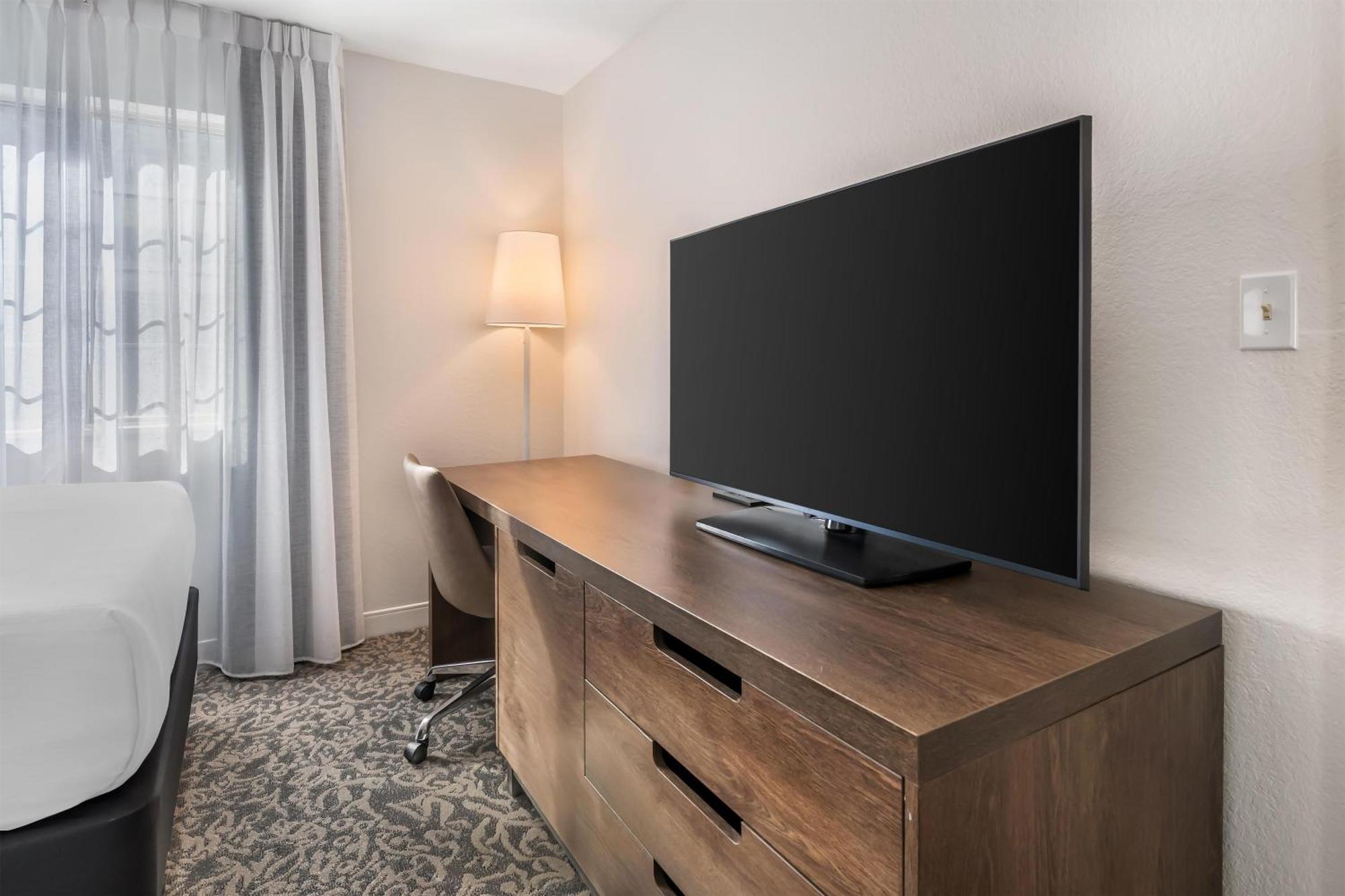 Two Bedroom Suite King 2 Doubles Pool Area