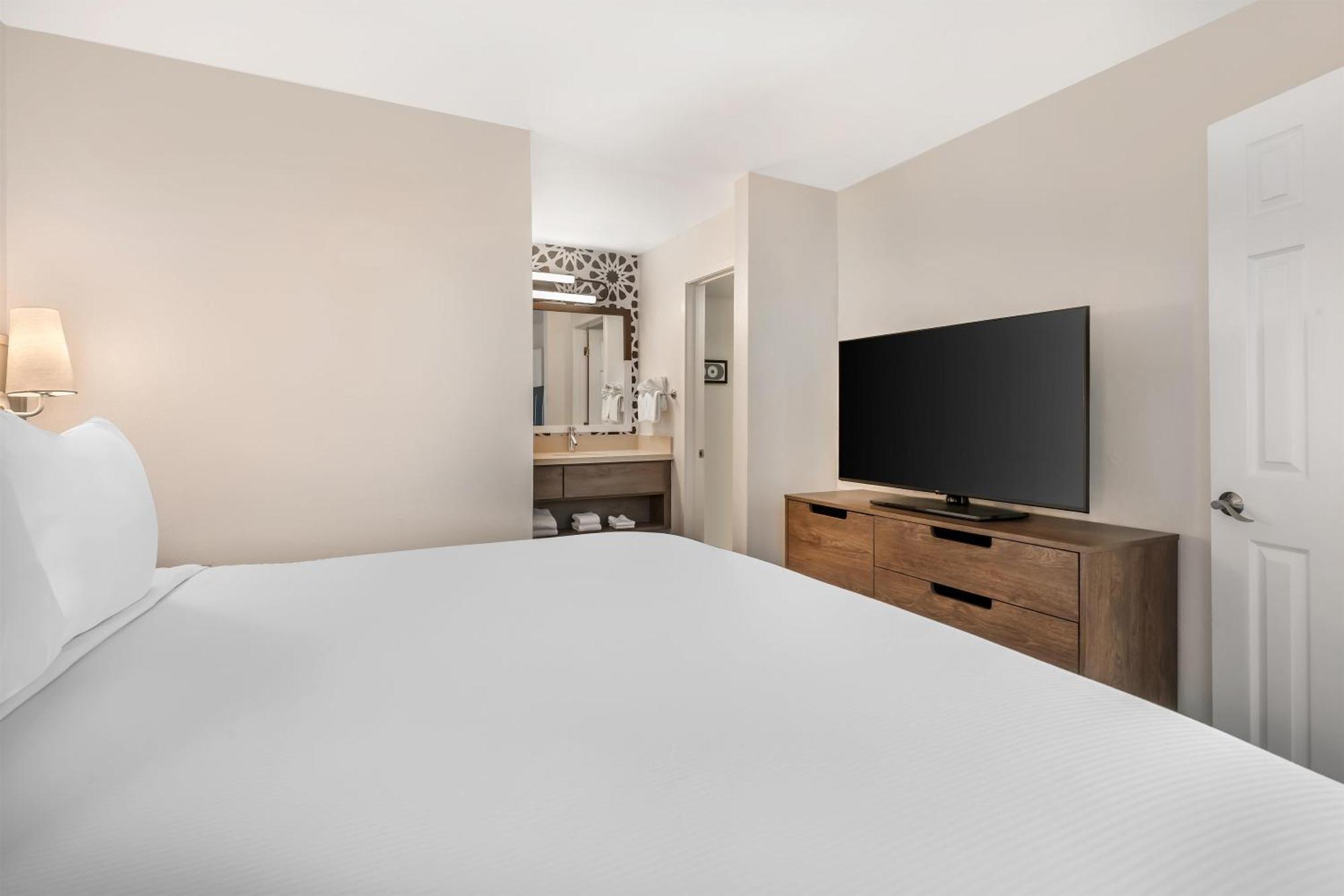 Two Bedroom Suite King 2 Doubles Pool Area