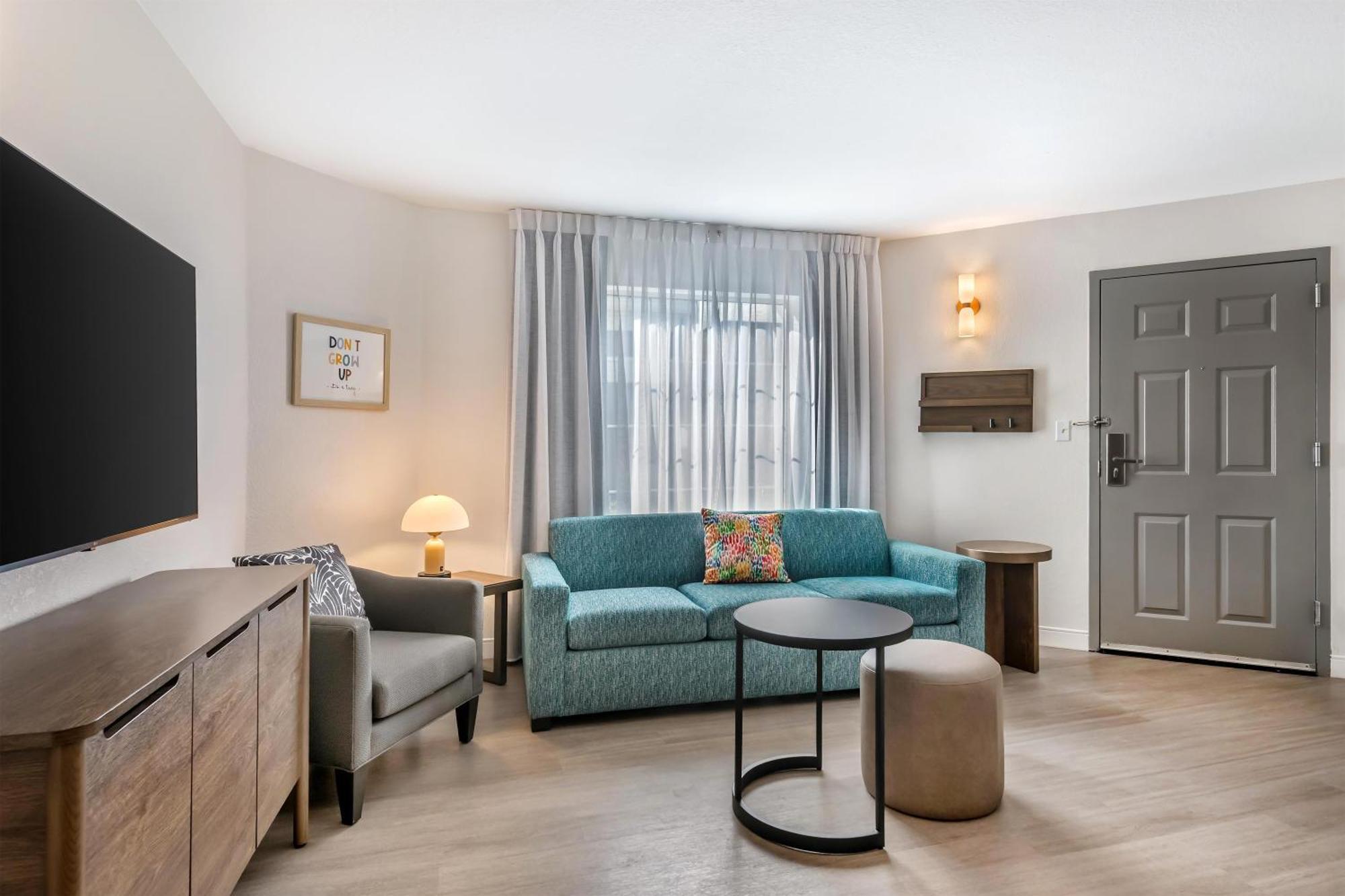 Two Bedroom Suite King 2 Doubles Pool Area
