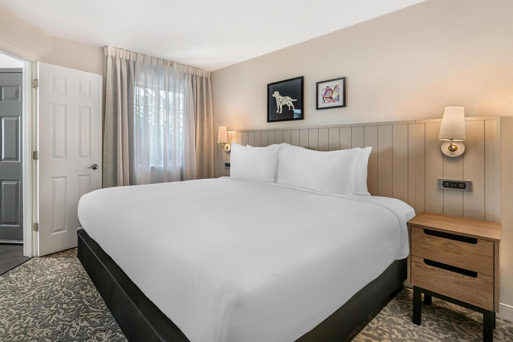 Two Bedroom Suite King 2 Doubles Pool Area
