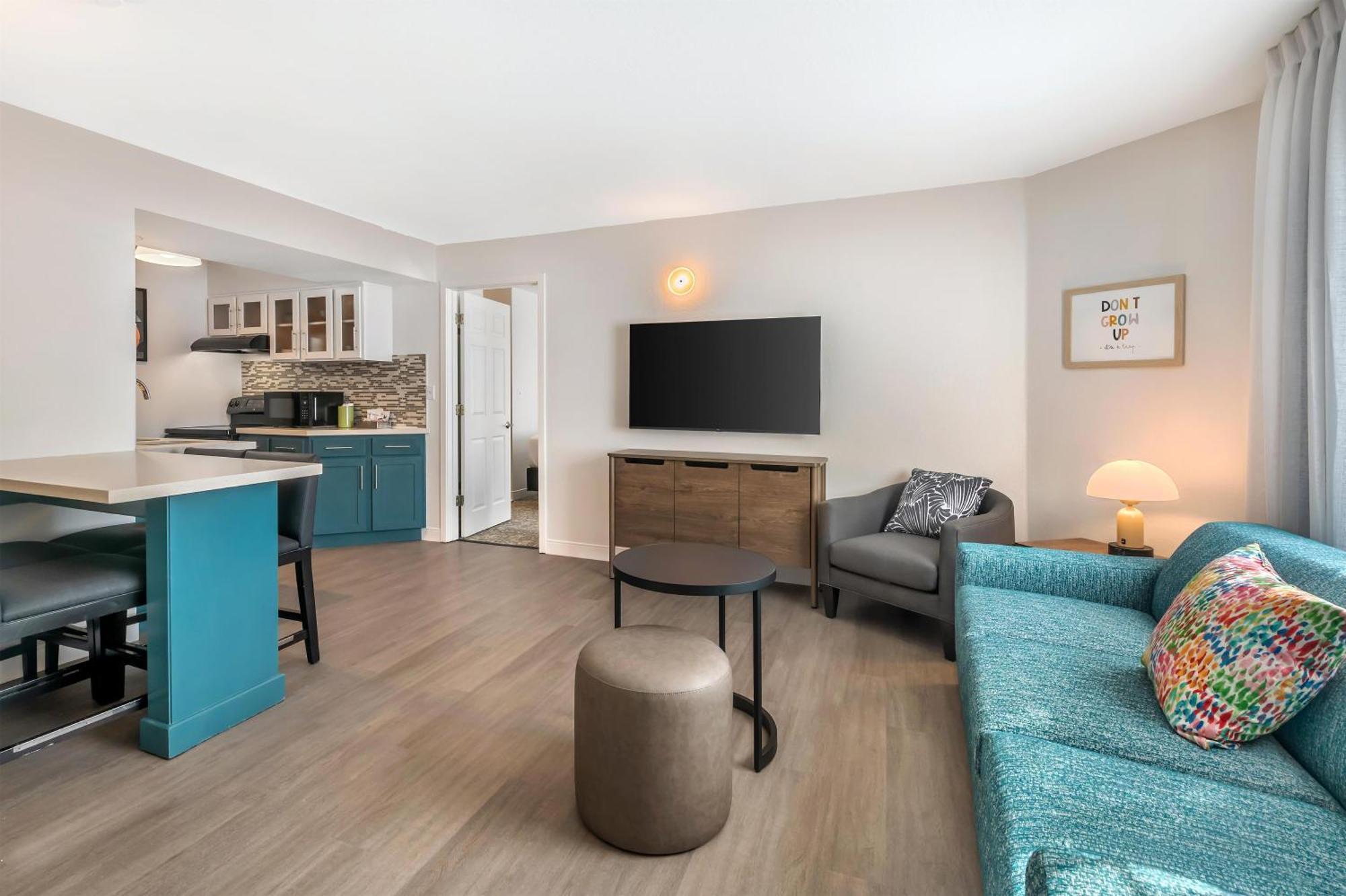 Two Bedroom Suite King 2 Doubles Pool Area