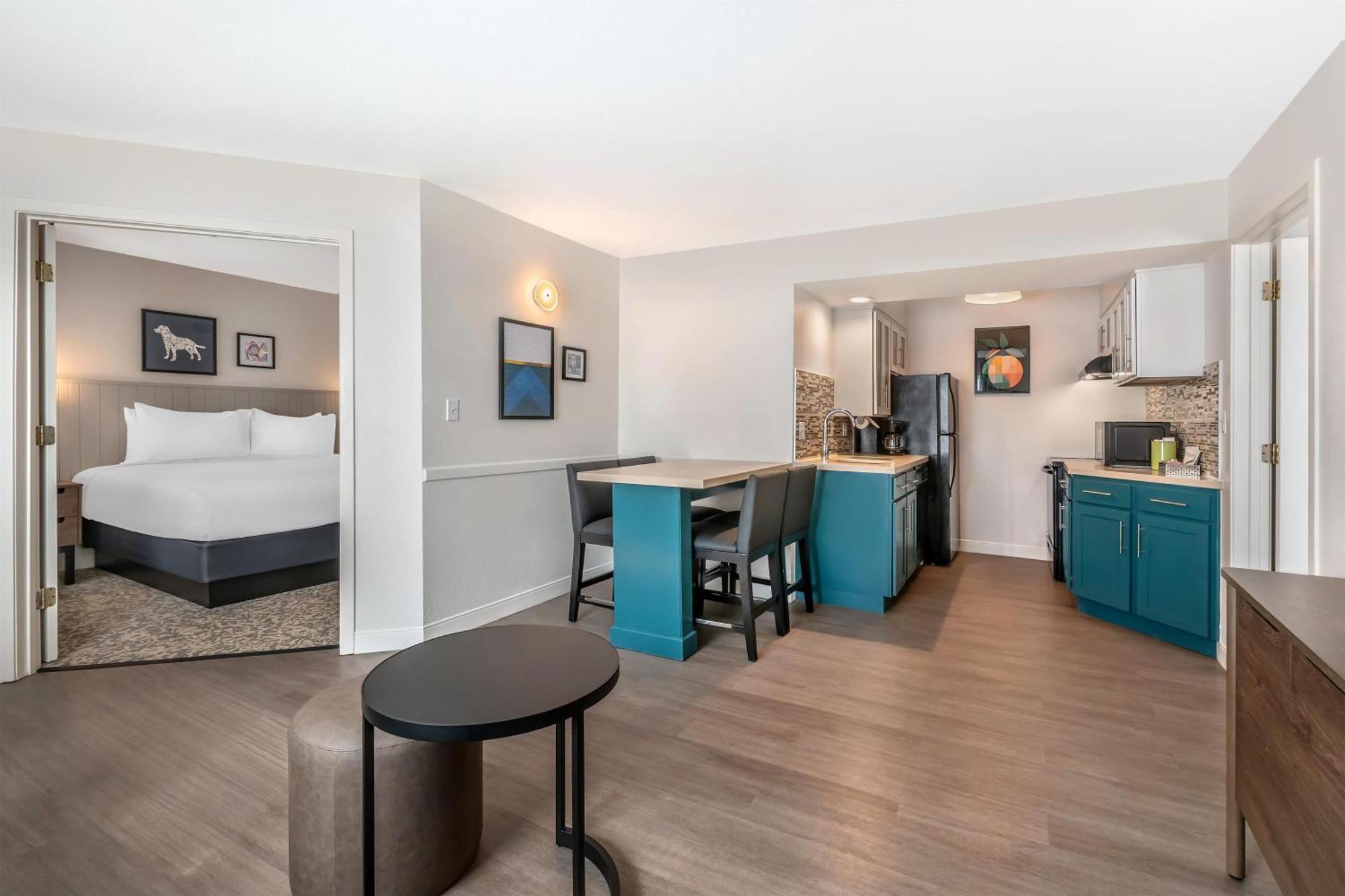 Two Bedroom Suite King 2 Doubles Pool Area