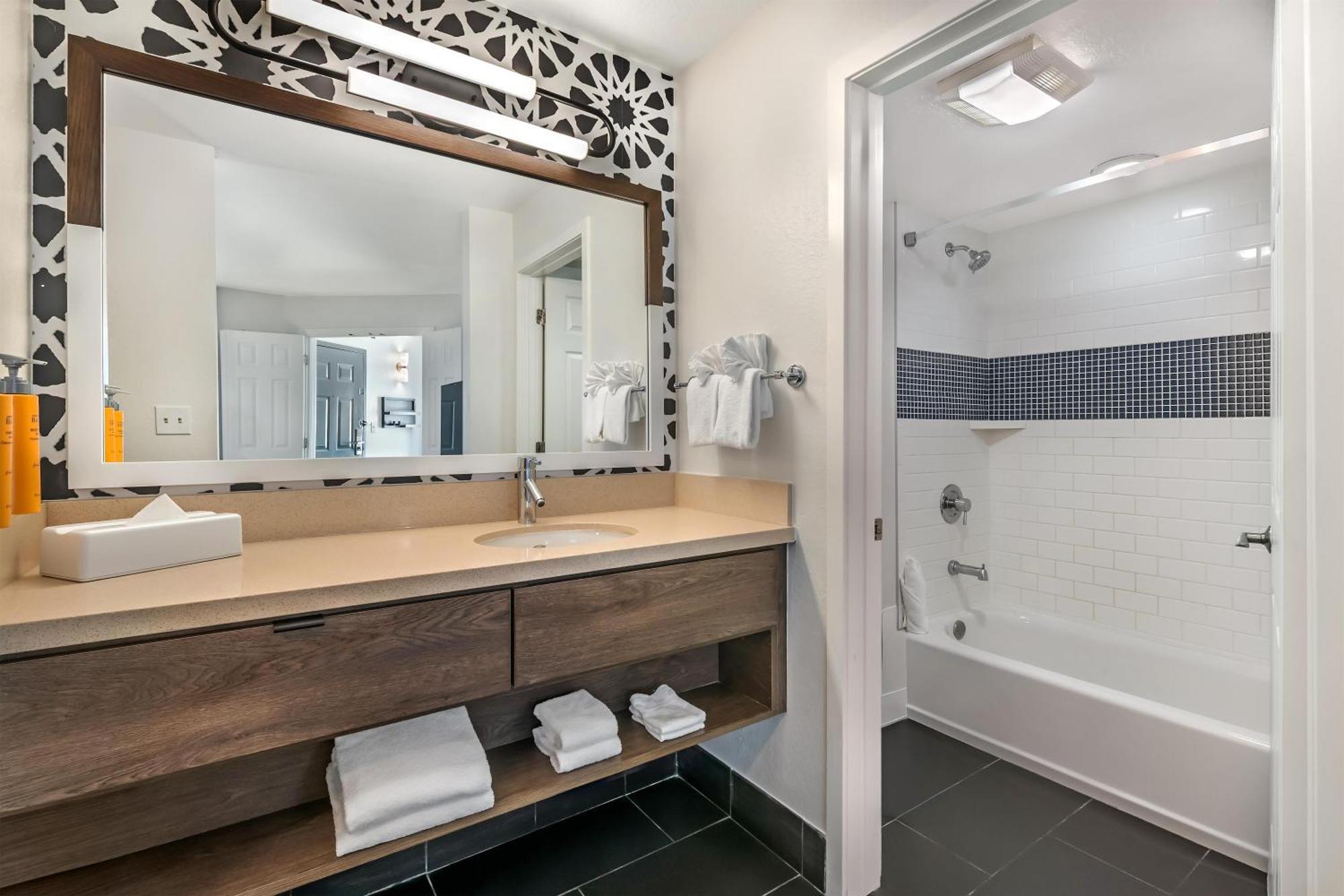 Two Bedroom Suite King 2 Doubles Pool Area