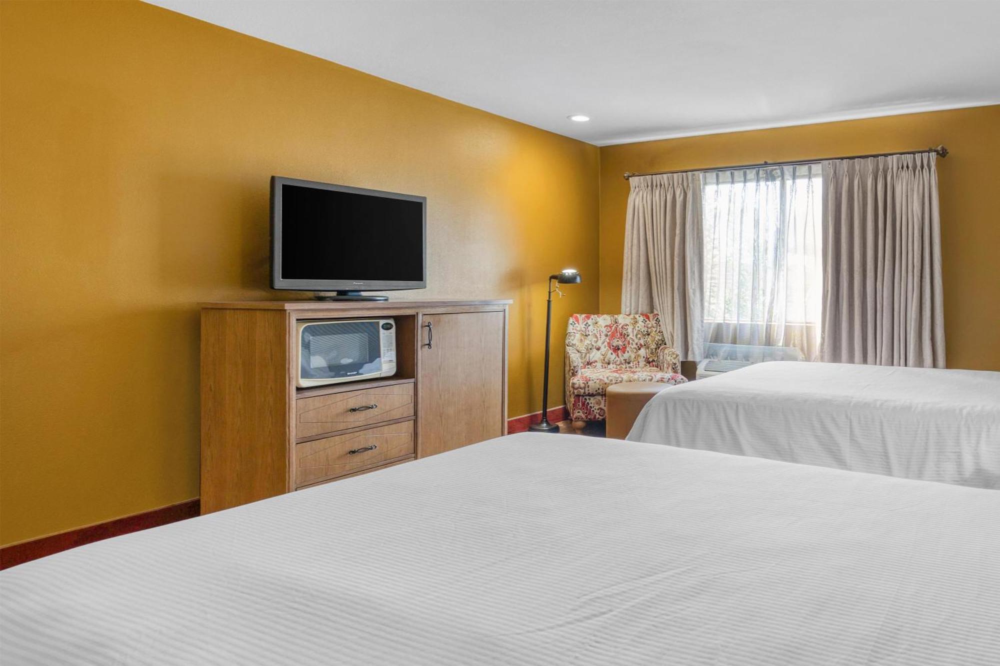 Queen Room Two Queen Beds Non-Smoking