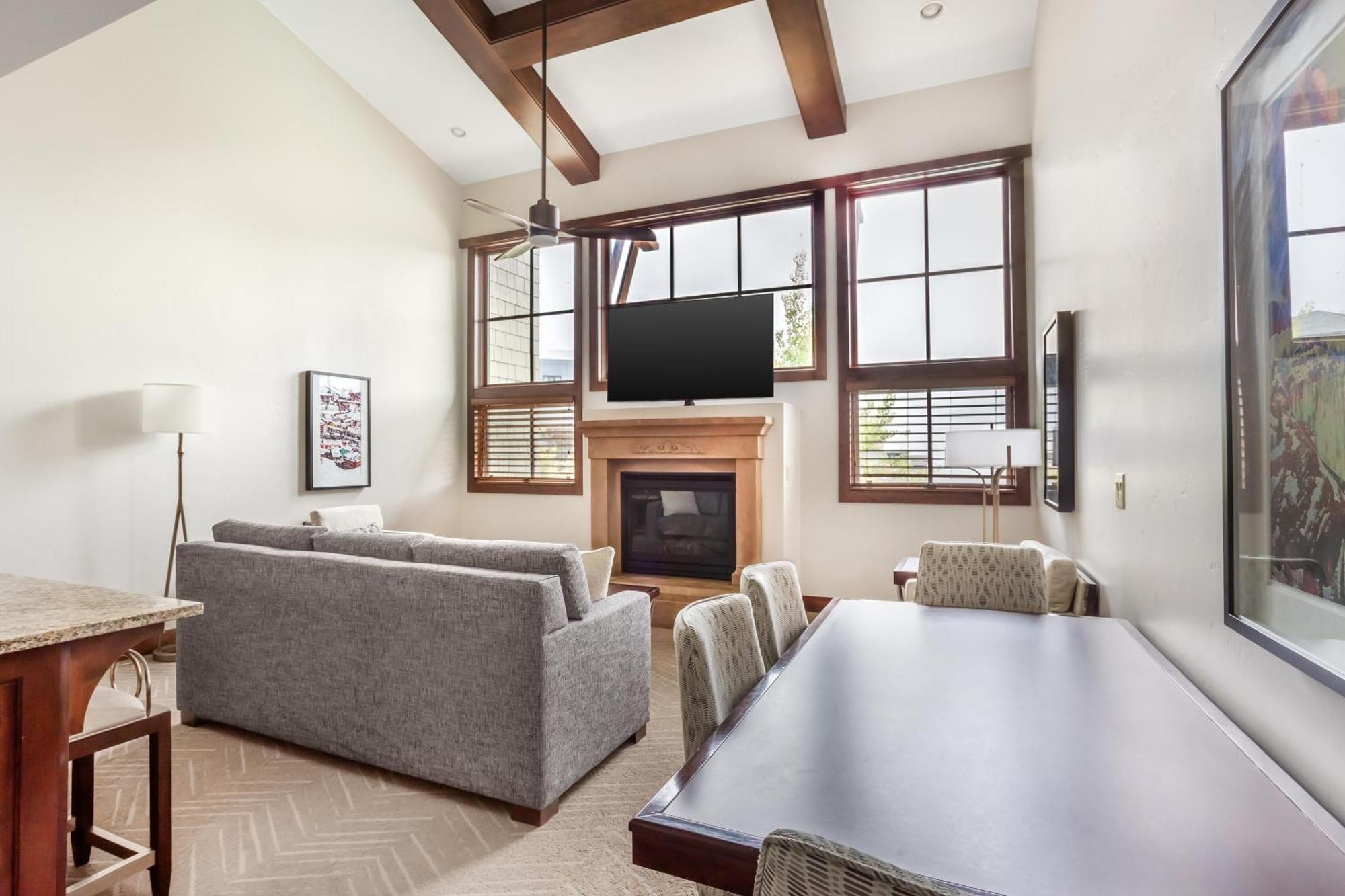 Four-Bedroom Suite Four King Beds Sofa Bed