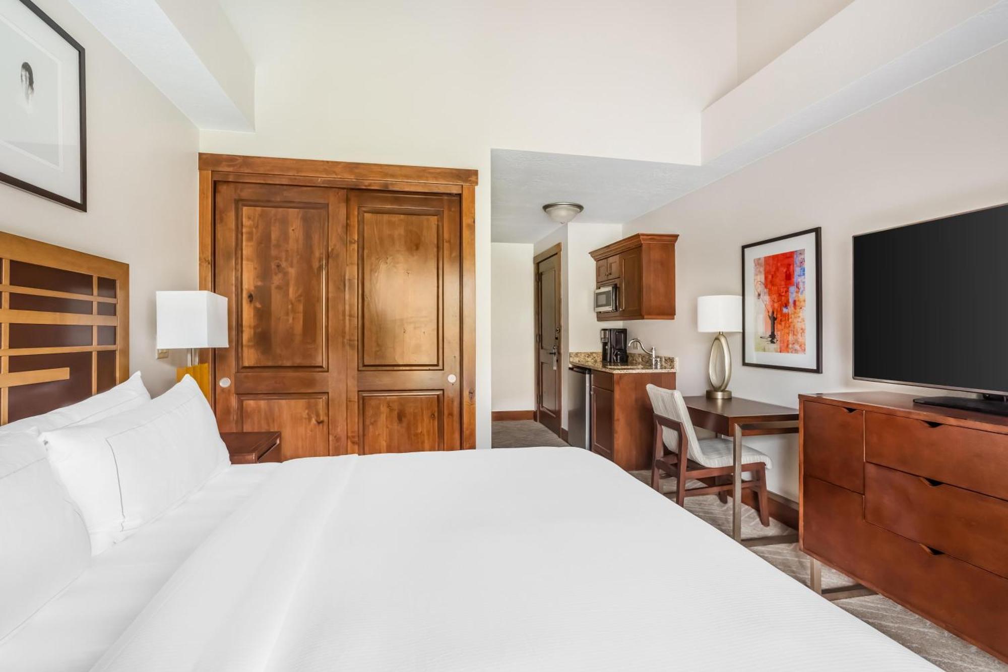 Premier Studio One King or Two Queen Beds Balcony
