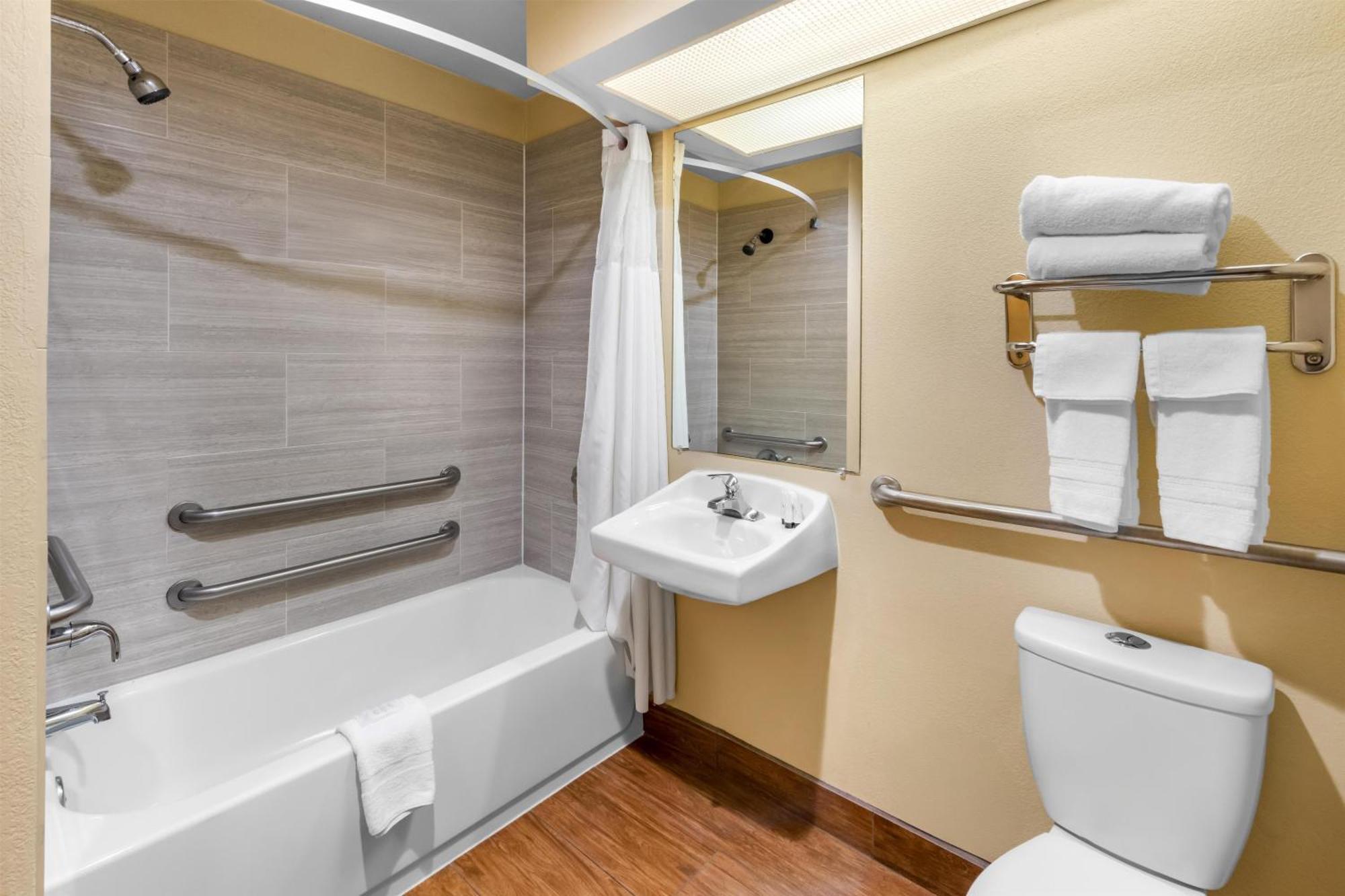 King Room Bath Tub Disability Access