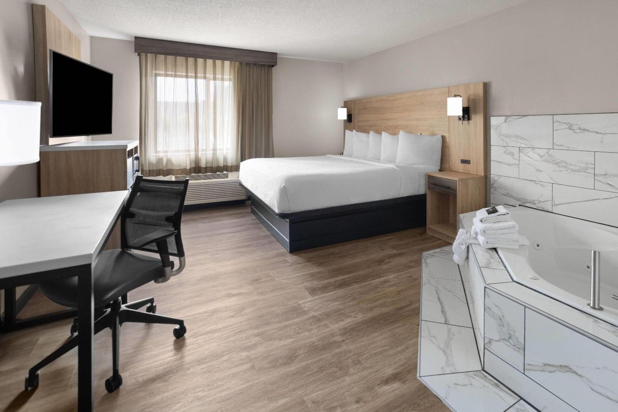King Suite Jetted Tub Non-Smoking