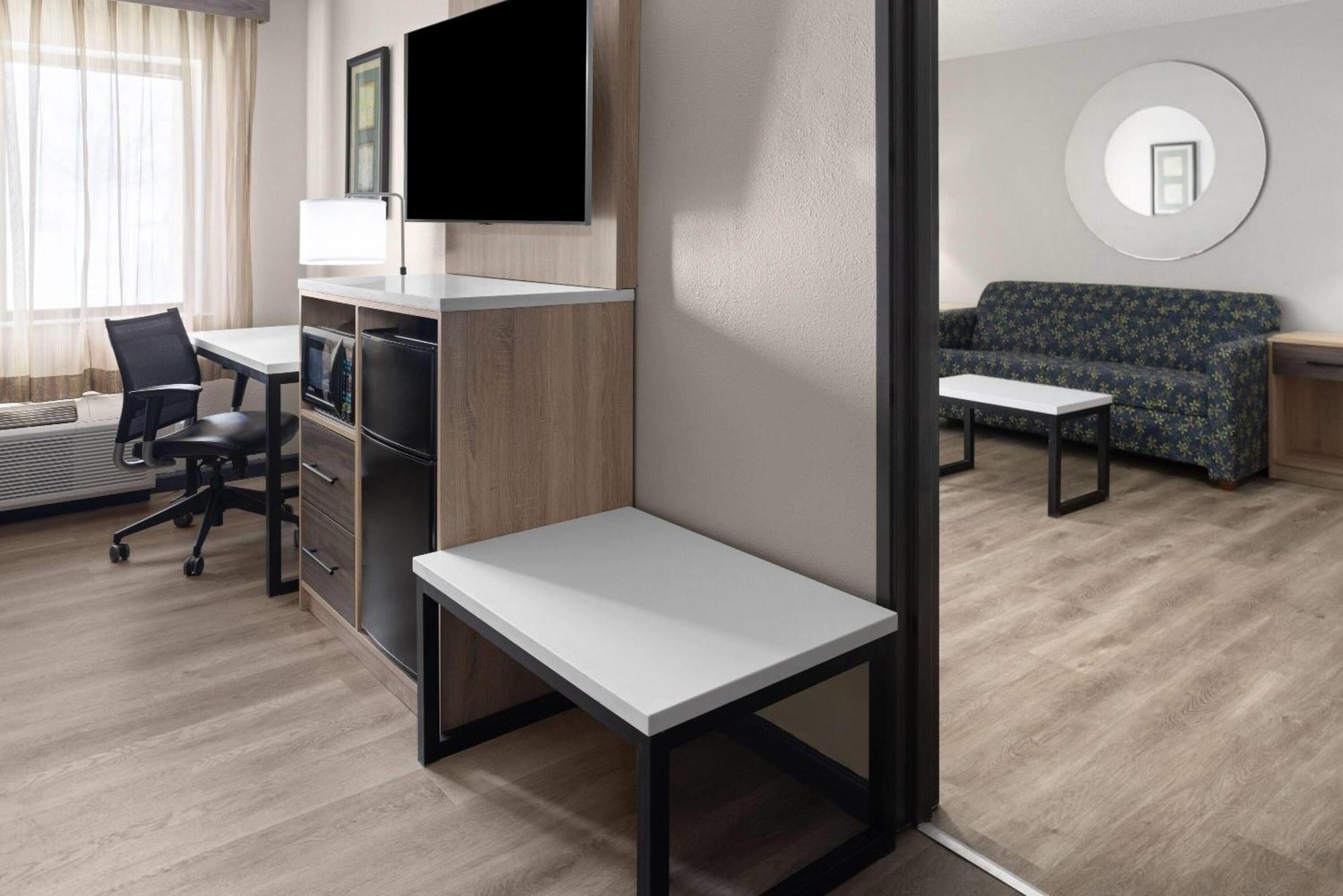 Deluxe King Suite