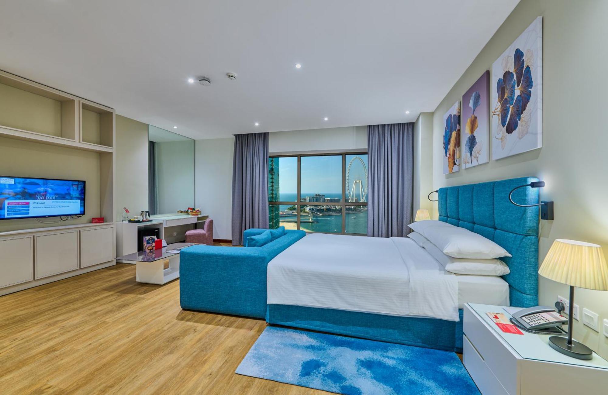 30 godz. Oferta Staycation – zameldowanie od 10:00, wymeldowanie do 16:00, 25% zniżki na jedzenie i napoje oraz usługi pralni, transfery do centrum handlowego i na plażę
