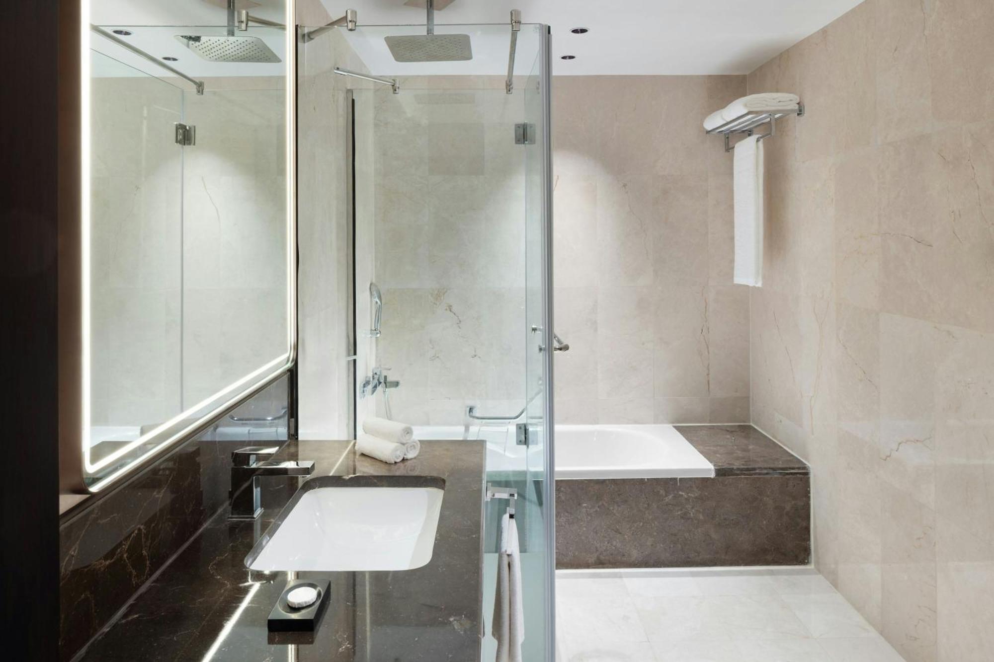 Apartament typu Executive Suite z łóżkiem typu king-size, widokiem na miasto i wstępem do salonu