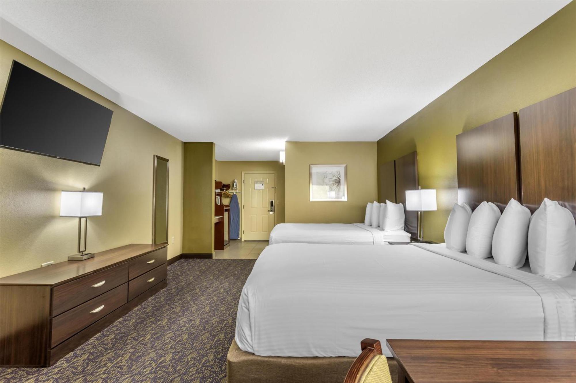 Queen Room Two Queen Beds Private Balcony or Non-Smoking