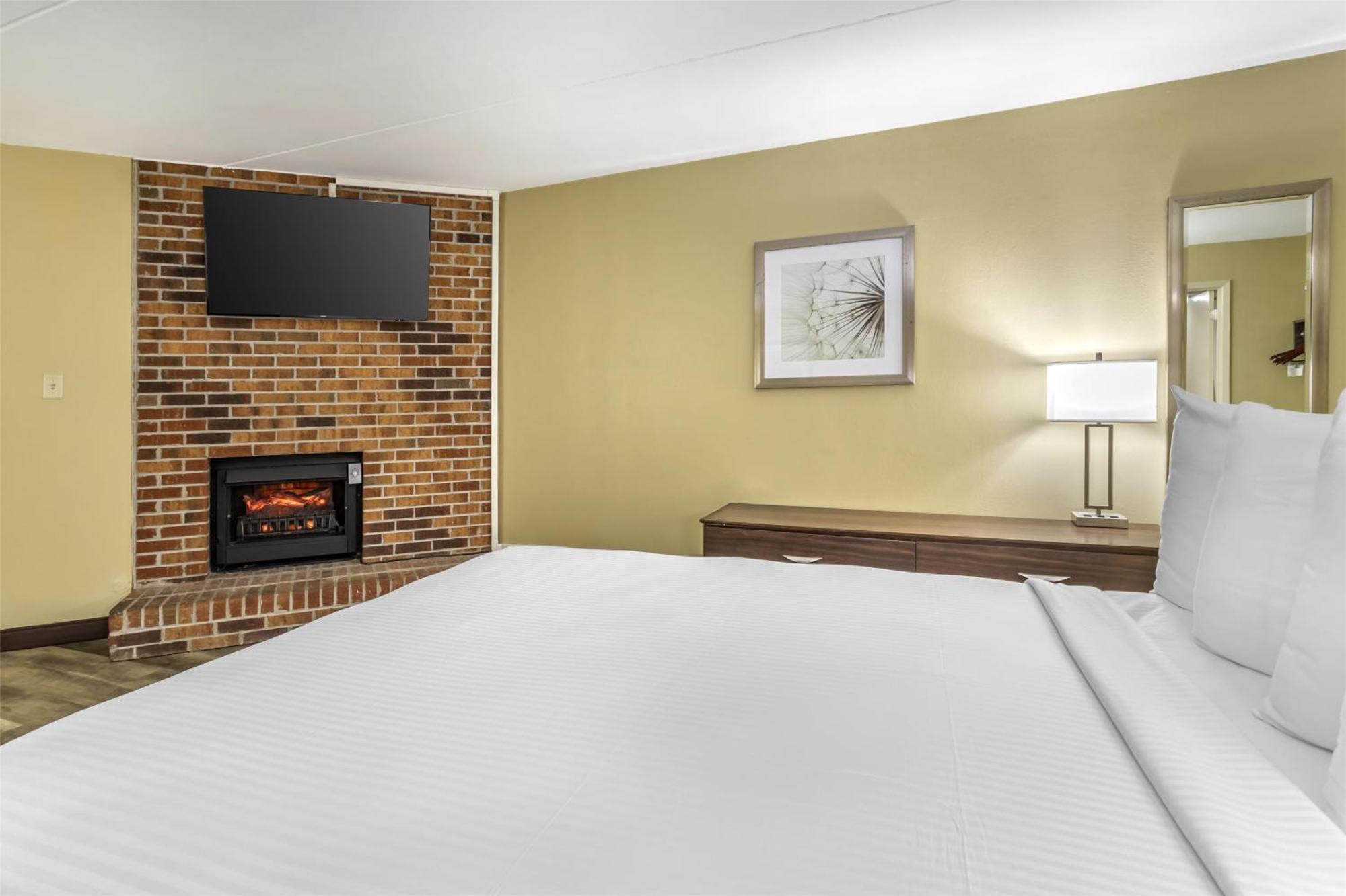 Queen Room Two Queen Beds Indoor Pool Access Non-Smoking