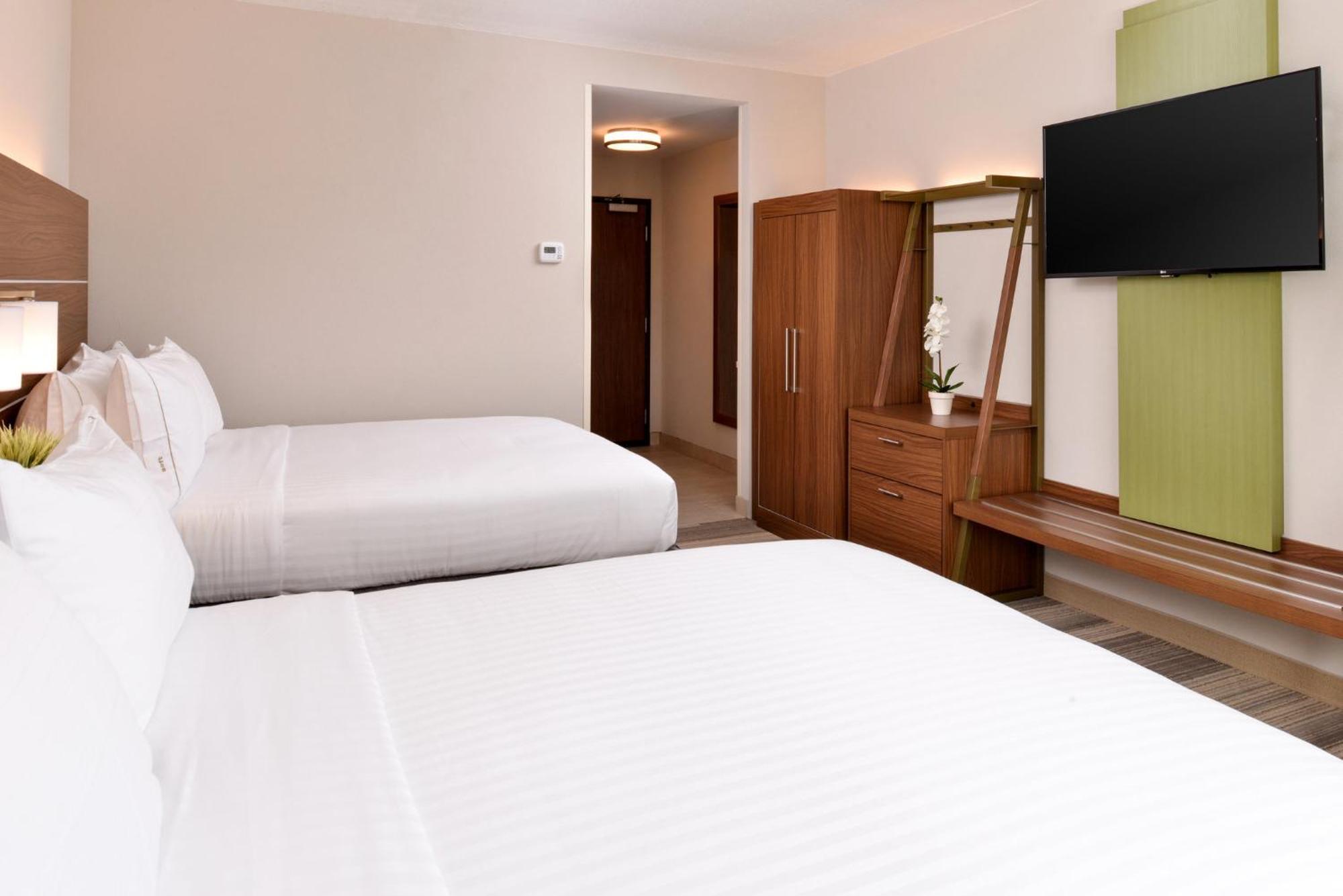 Queen Room Two Queen Beds Hearing Accessible or Non-Smoking