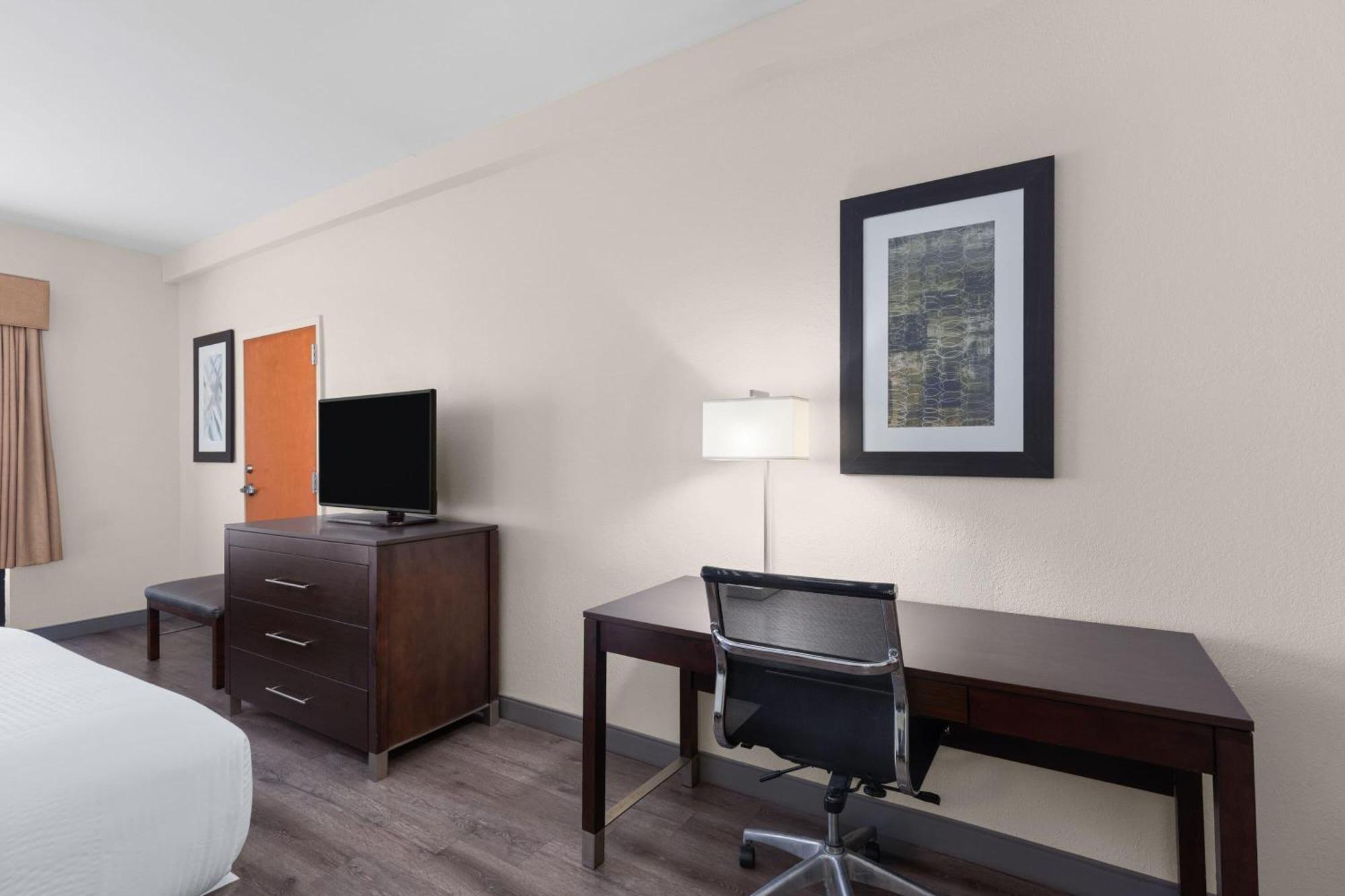 King Room Bath Tub Mobility Accessible or Non-Smoking