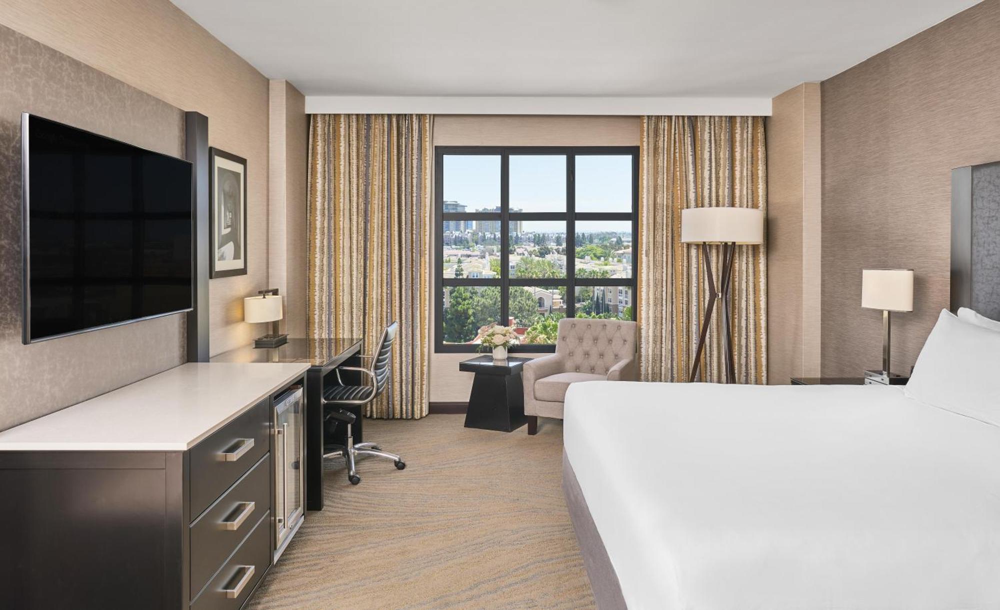 King Room Bath Tub Mobility Accessible
